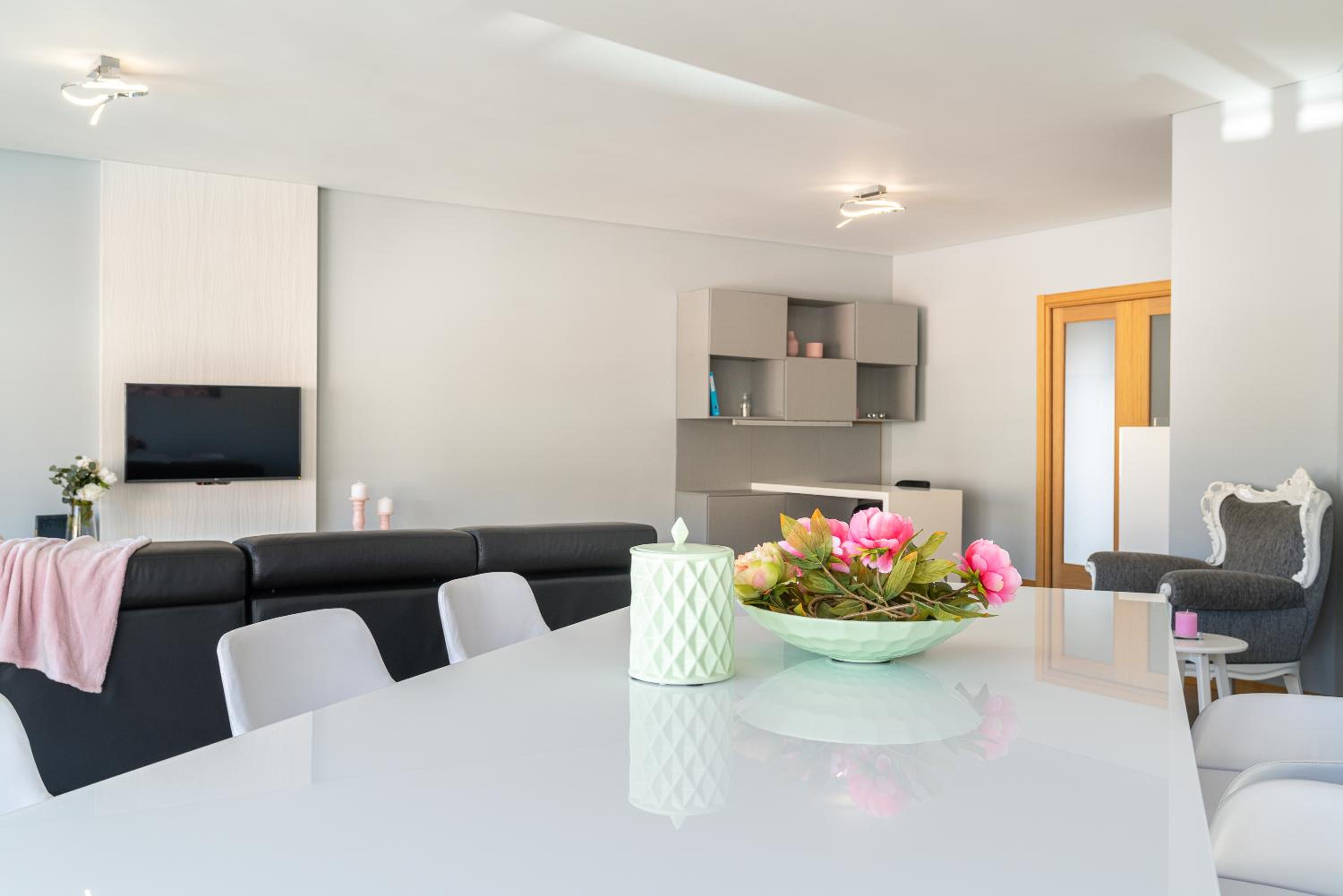 Luxurious Apartment Funchal - Casa Valentina - Rent2U, Lda view 5