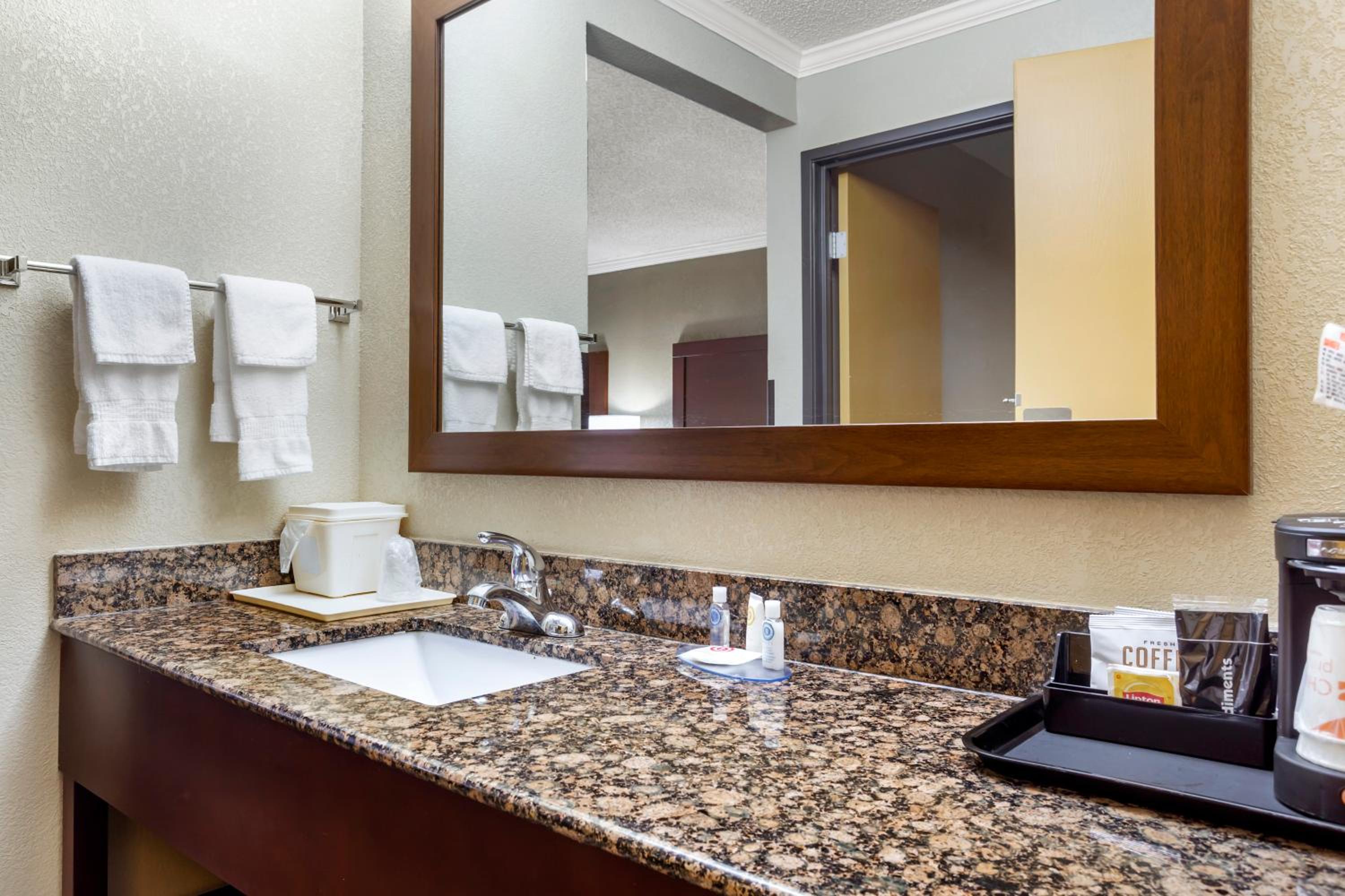 Hoffman Estates Vacations - Comfort Inn Hoffman Estates - Schaumburg - Property Image 2