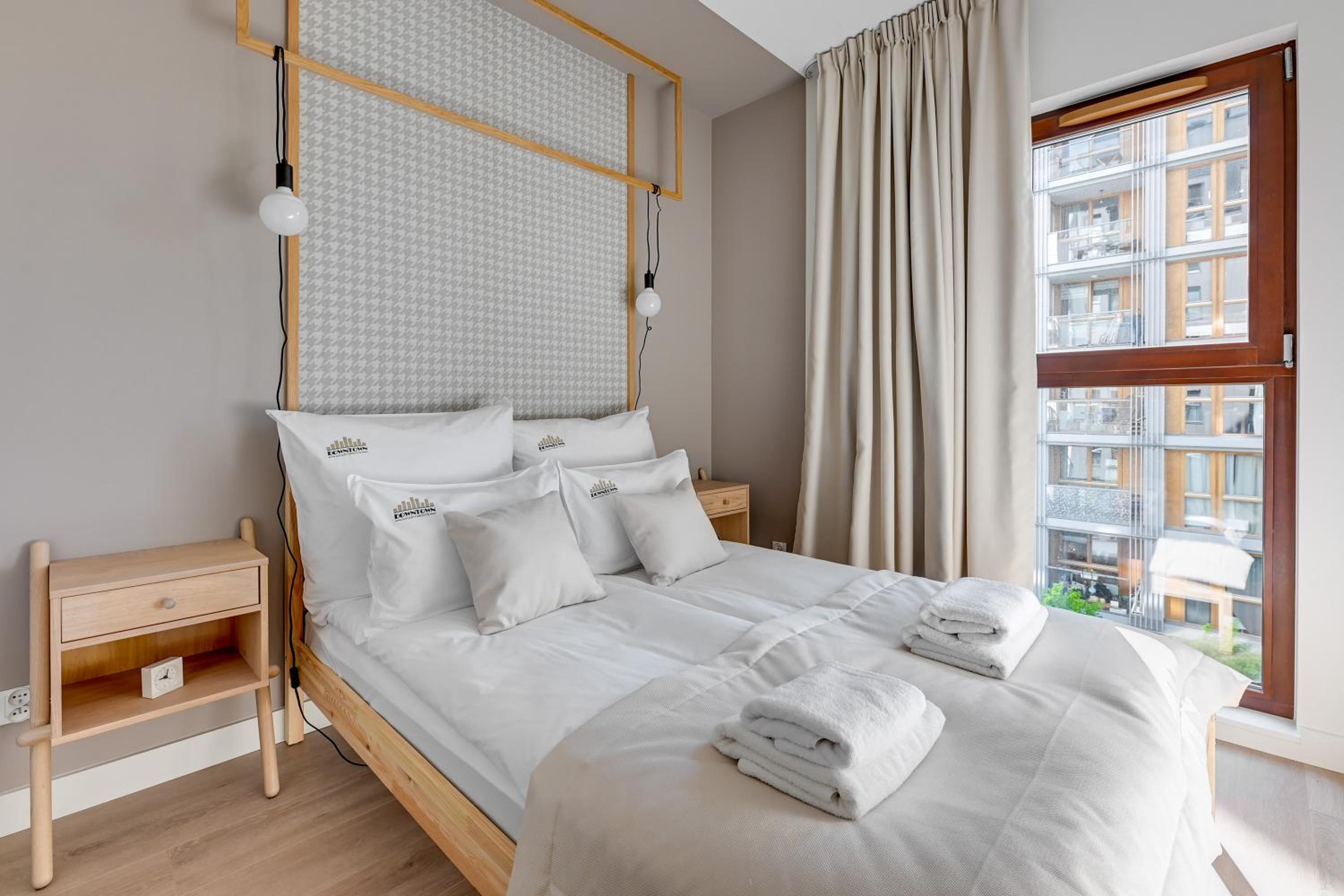 Aura III Apartments & Free Parking by Downtown Apartments