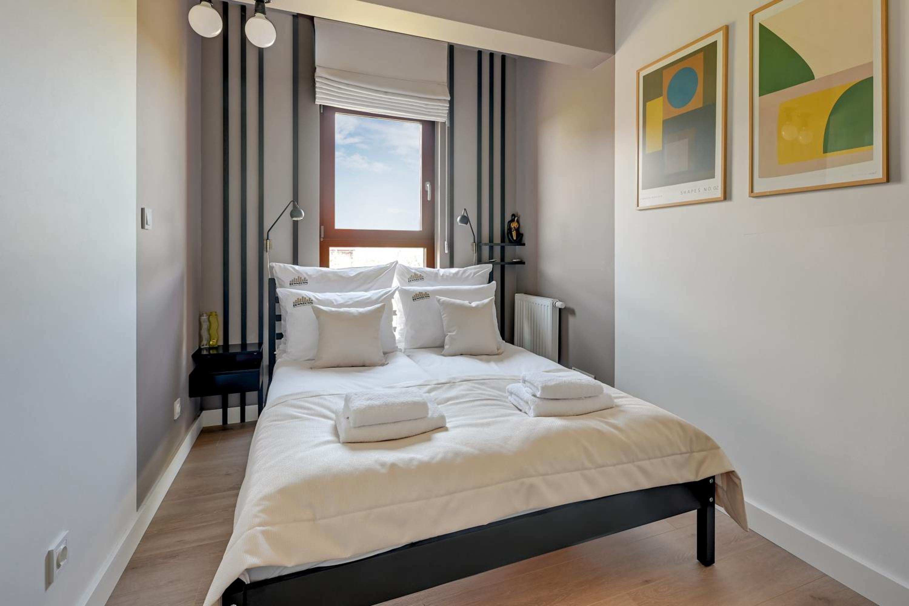 Aura III Apartments & Free Parking by Downtown Apartments