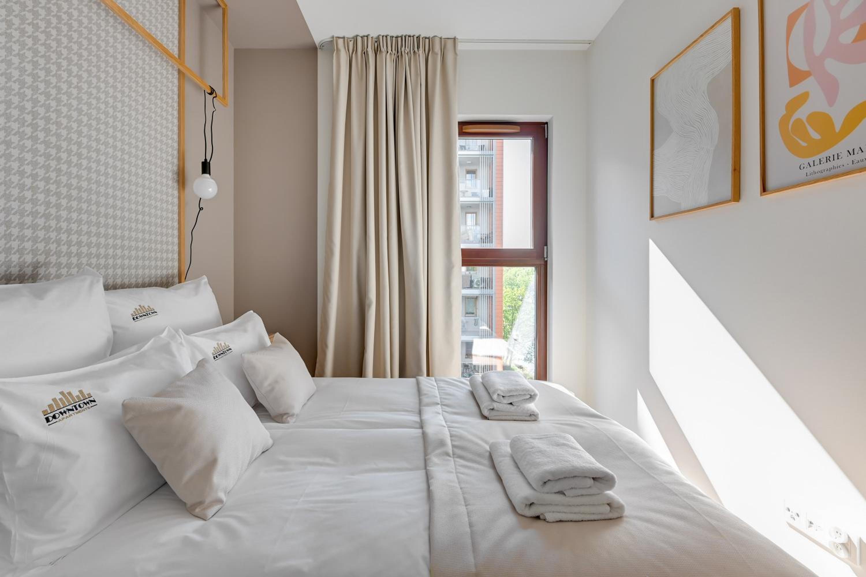 Aura III Apartments & Free Parking by Downtown Apartments