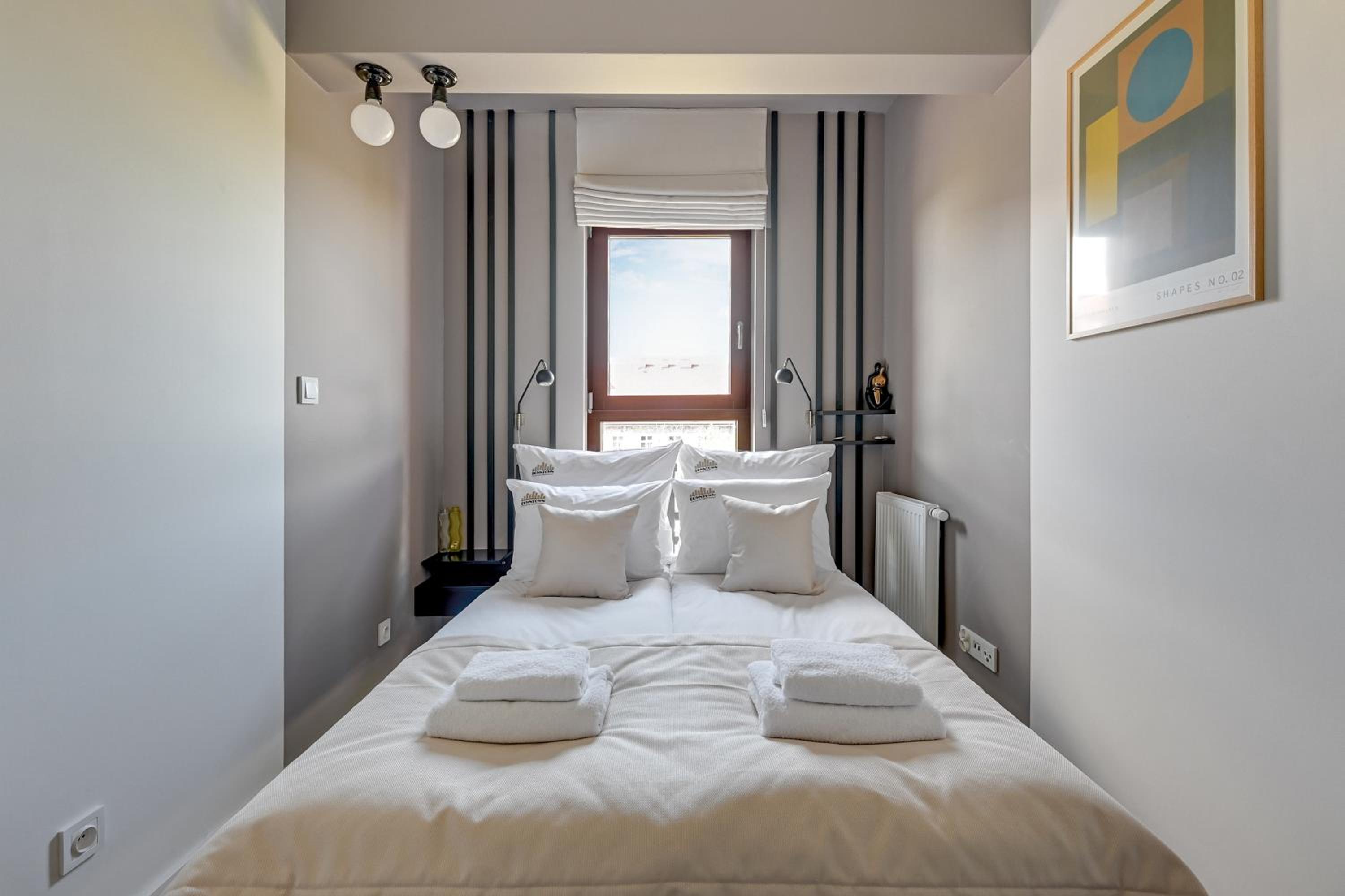 Aura III Apartments & Free Parking by Downtown Apartments
