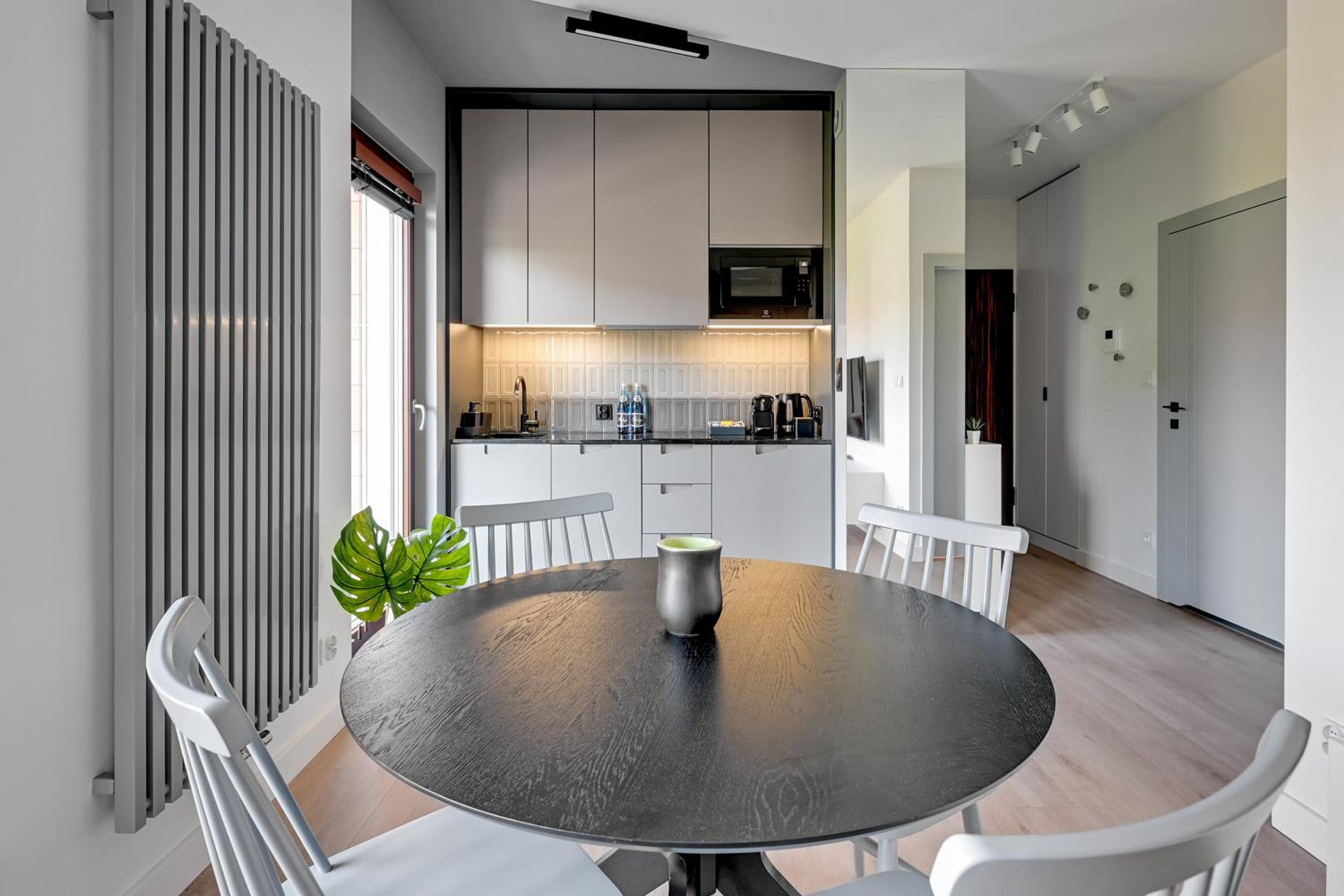 Aura III Apartments & Free Parking by Downtown Apartments