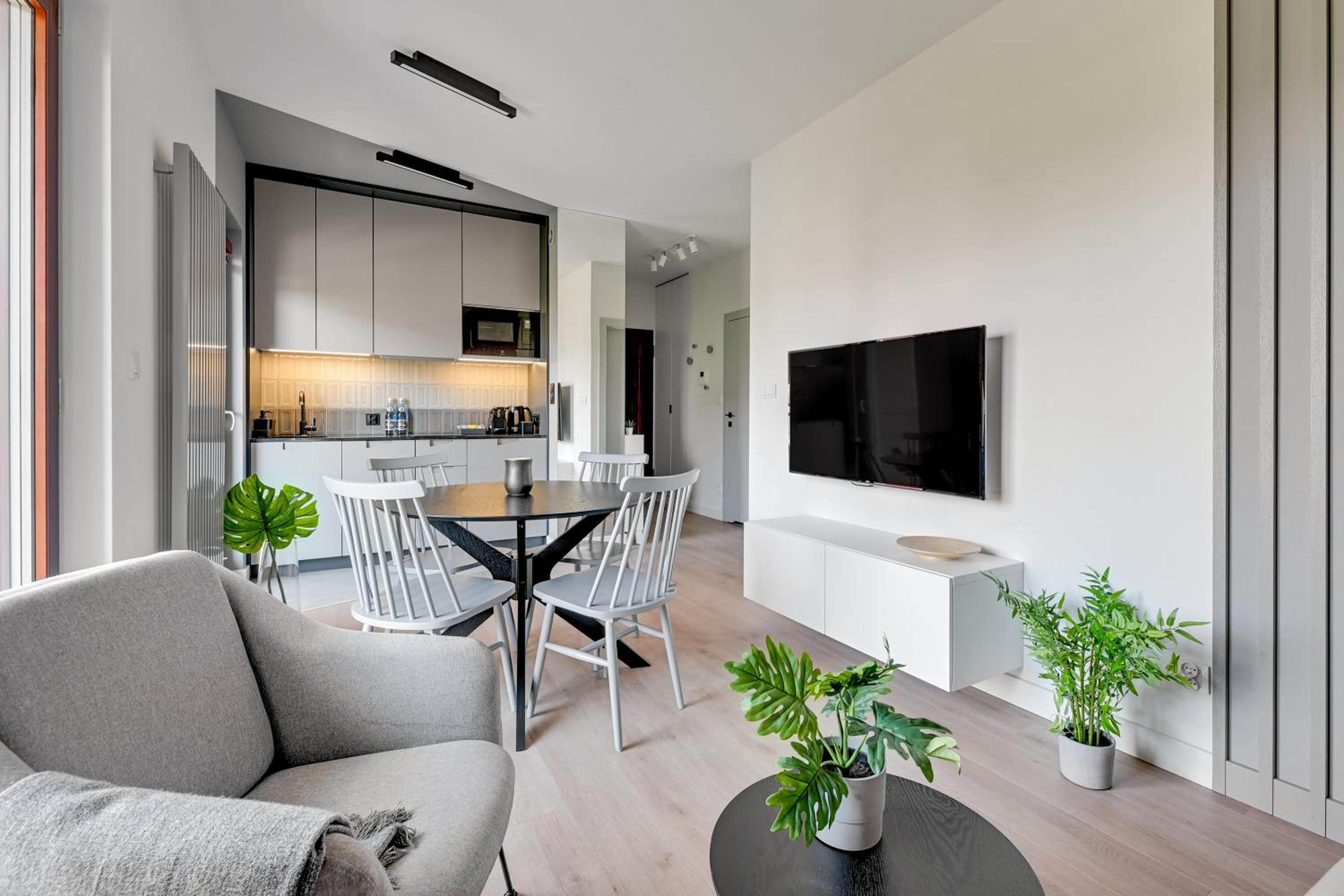 Aura III Apartments & Free Parking by Downtown Apartments