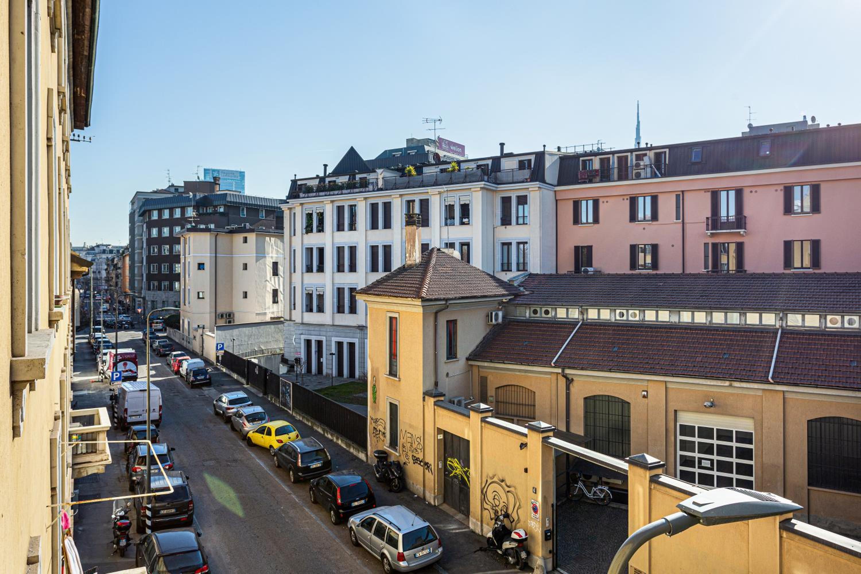 A Yellow Touch - Modern Studio in Isola Milano