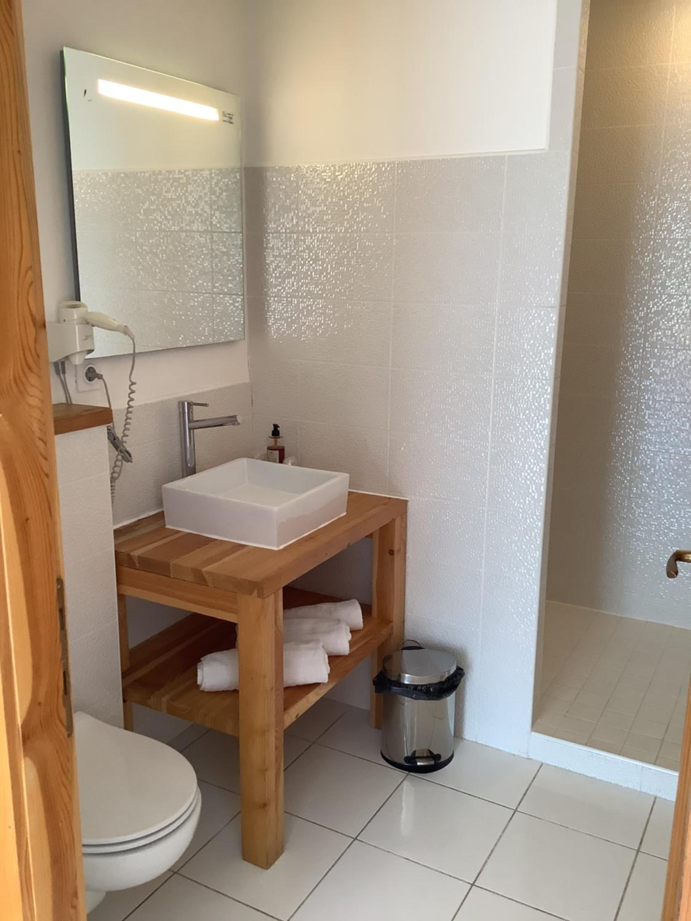 Hôtel Monet en Honfleur — bathroom