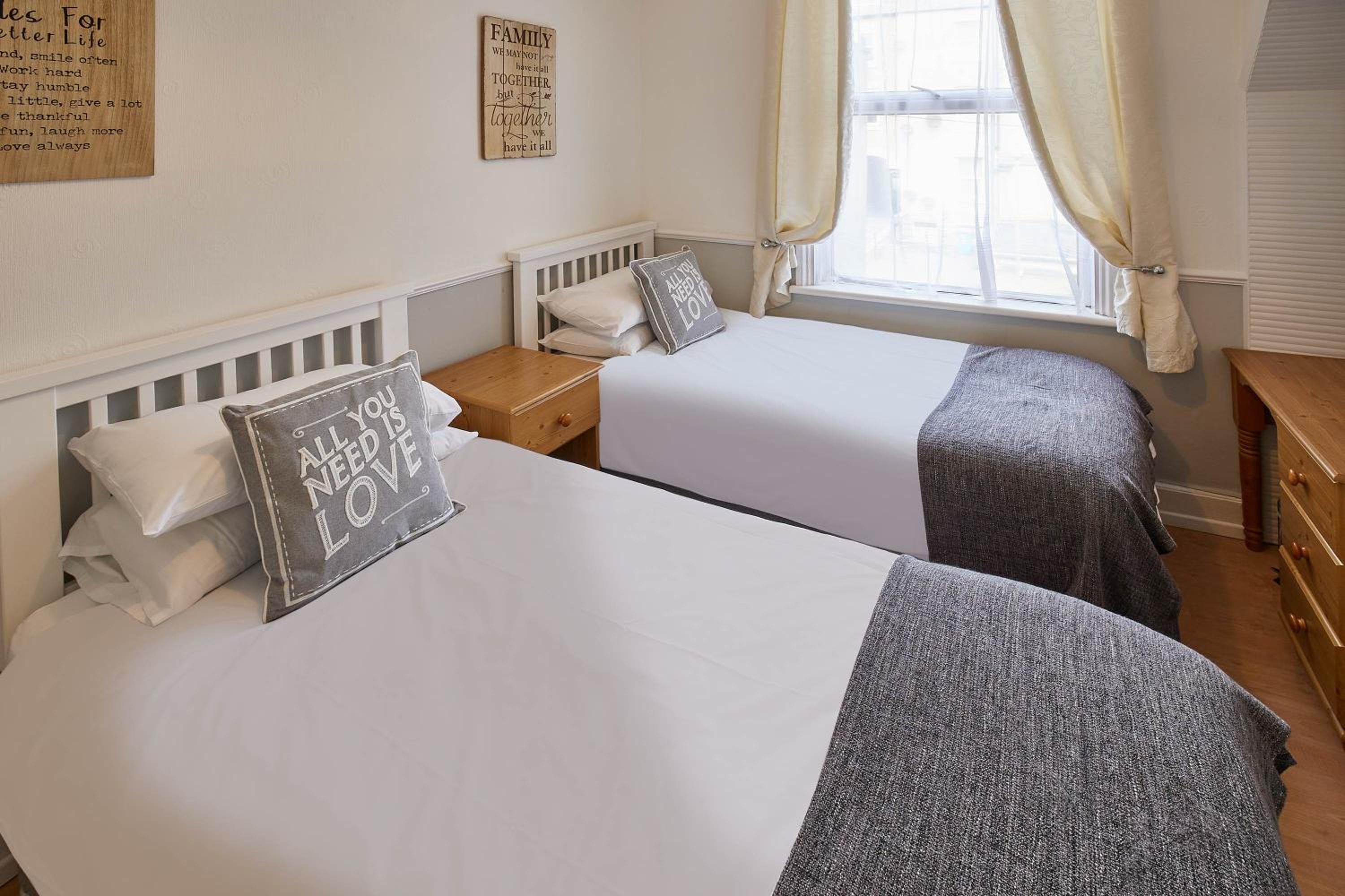 Glencoe Holiday Apartments Whitby view 2