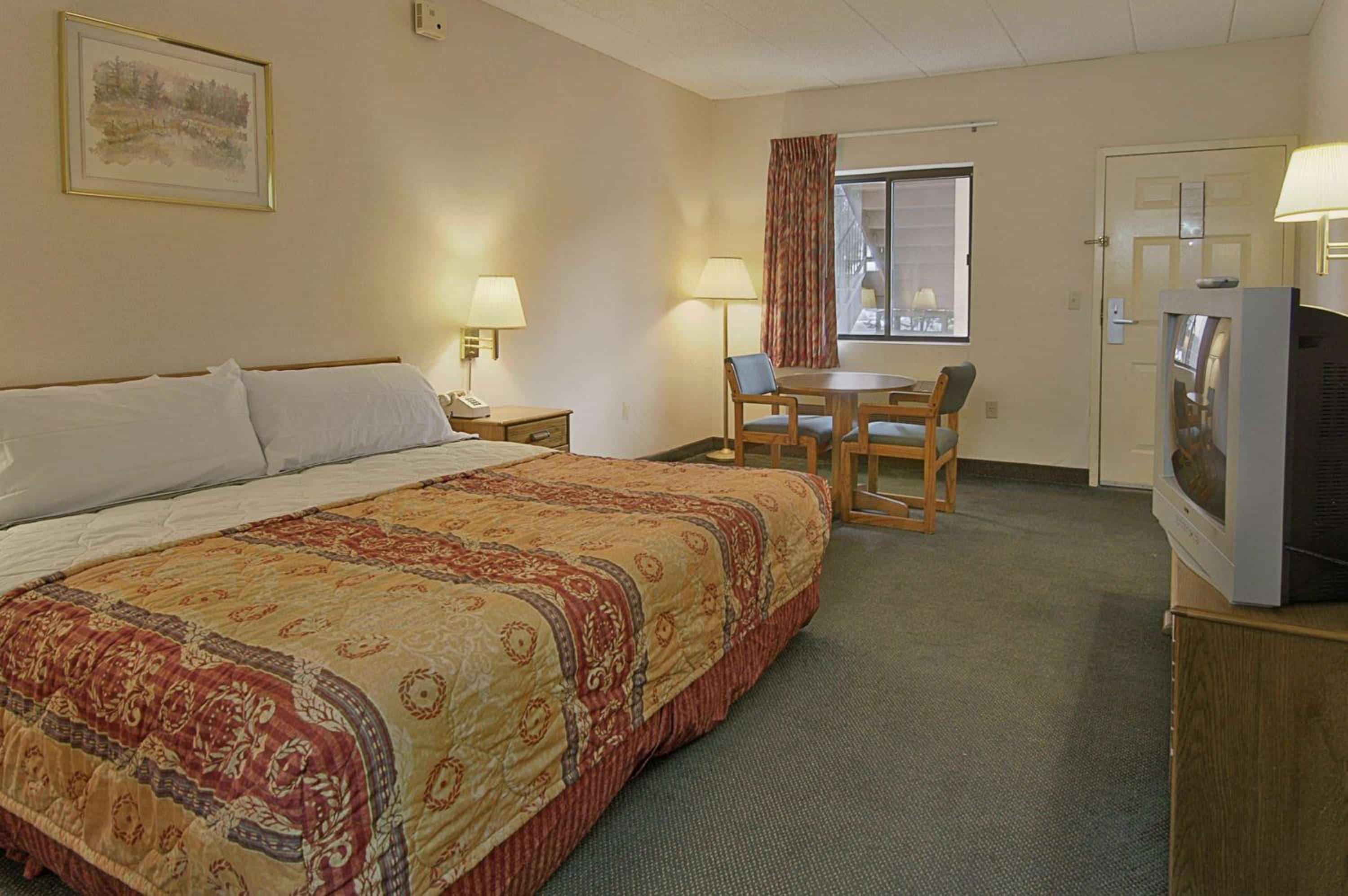 Days Inn by Wyndham Morehead view 2