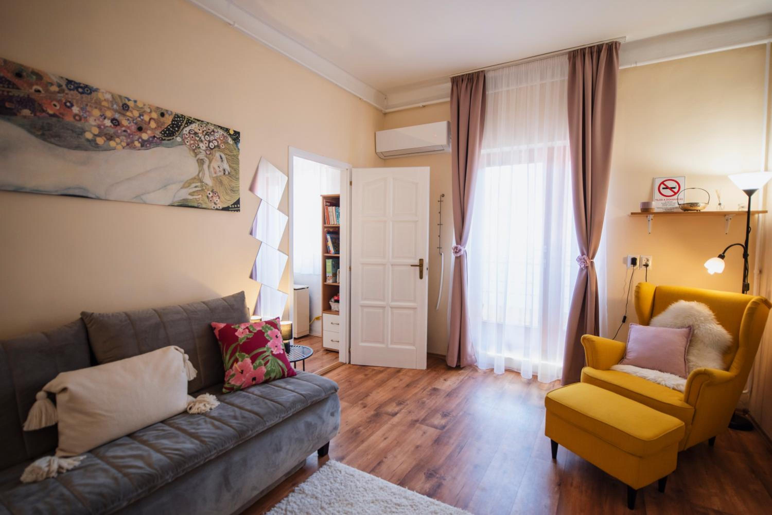 Heart of Pécs apartman free parking view 3