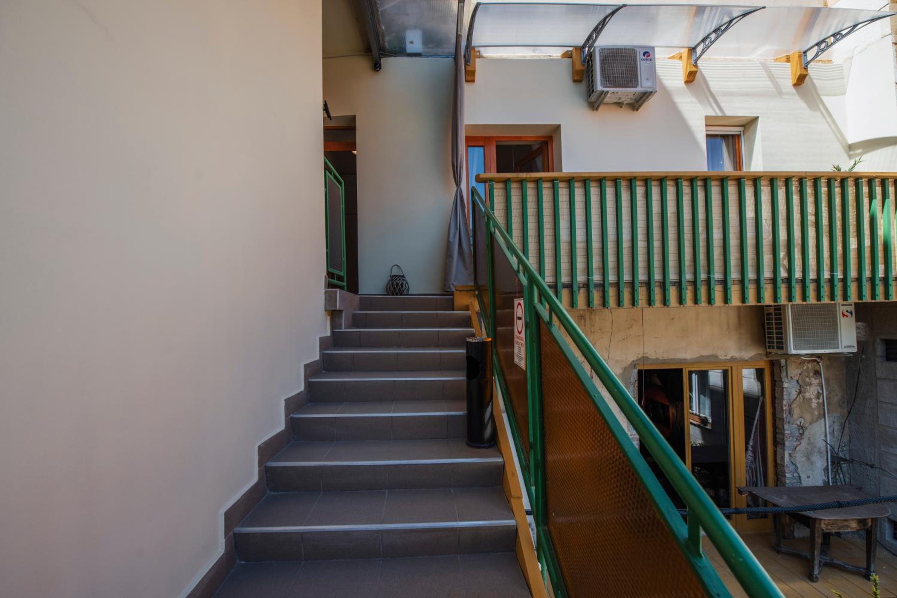 Heart of Pécs apartman free parking view 4