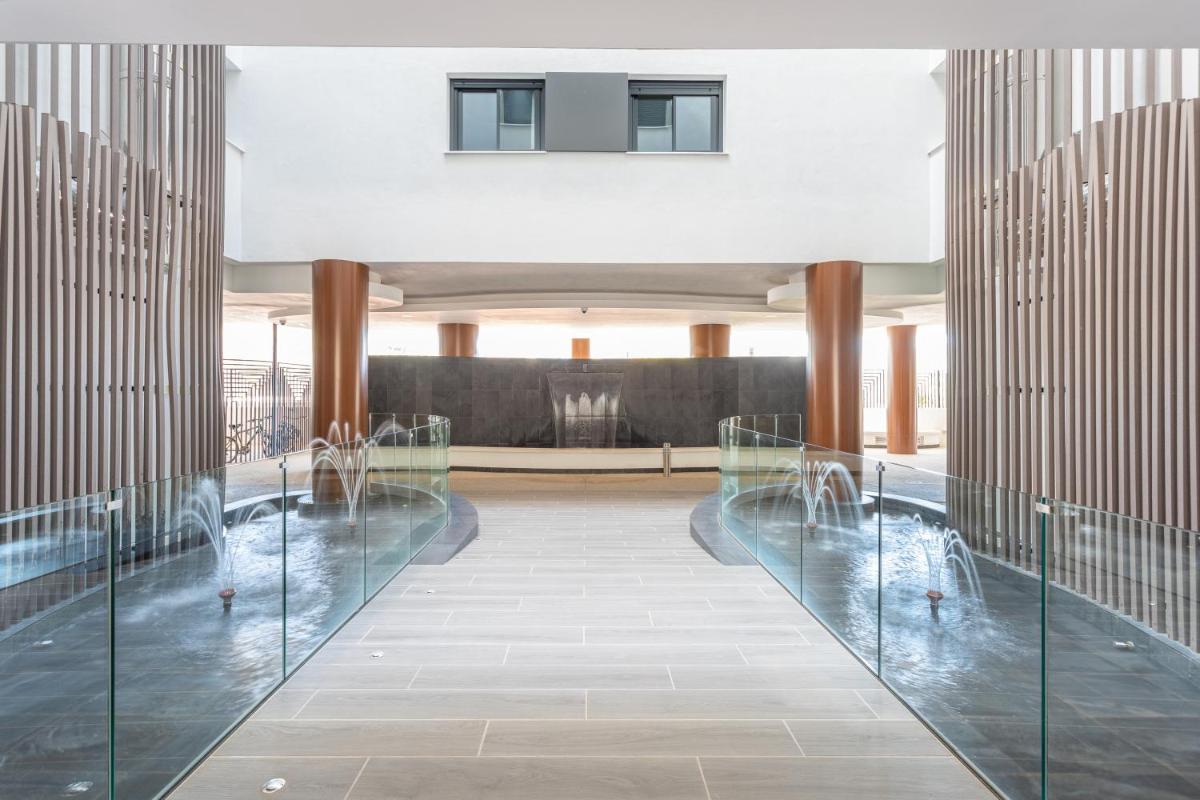 Blue Infinity Luxury Apartment by GHR Rentals photo 5