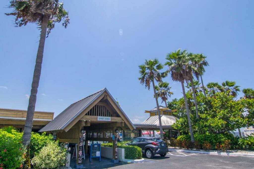 Hotel Dolphin, Studio 306, Beach Steps Away! Pool + Wifi