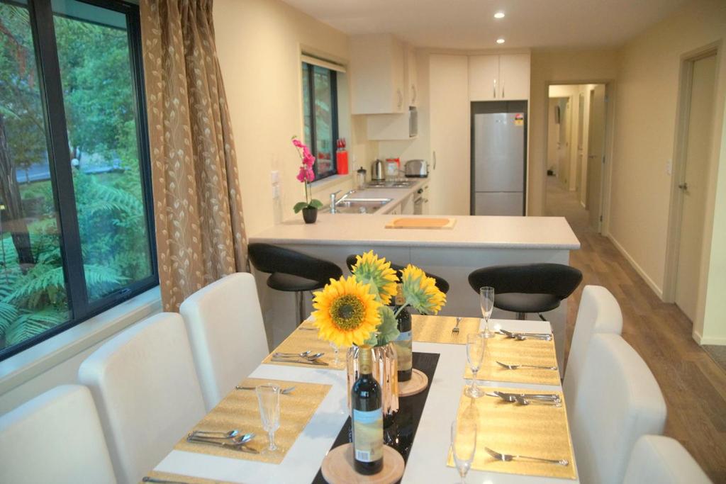 Large Group Greymouth accommodation 2 houses with 7 bedrooms 6 queens 6 single beds 5 bathrooms 5 toilets view 4