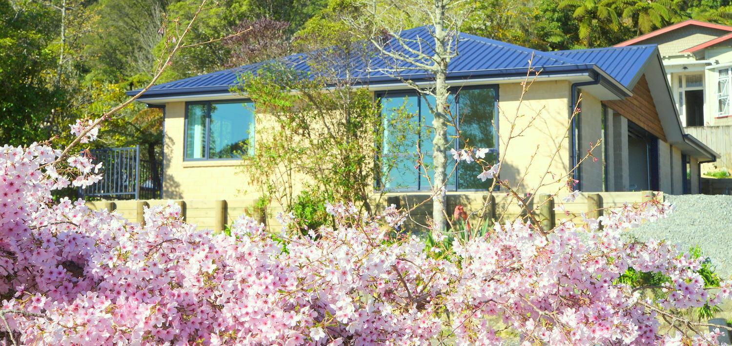 Large Group Greymouth accommodation 2 houses with 7 bedrooms 6 queens 6 single beds 5 bathrooms 5 toilets view 5