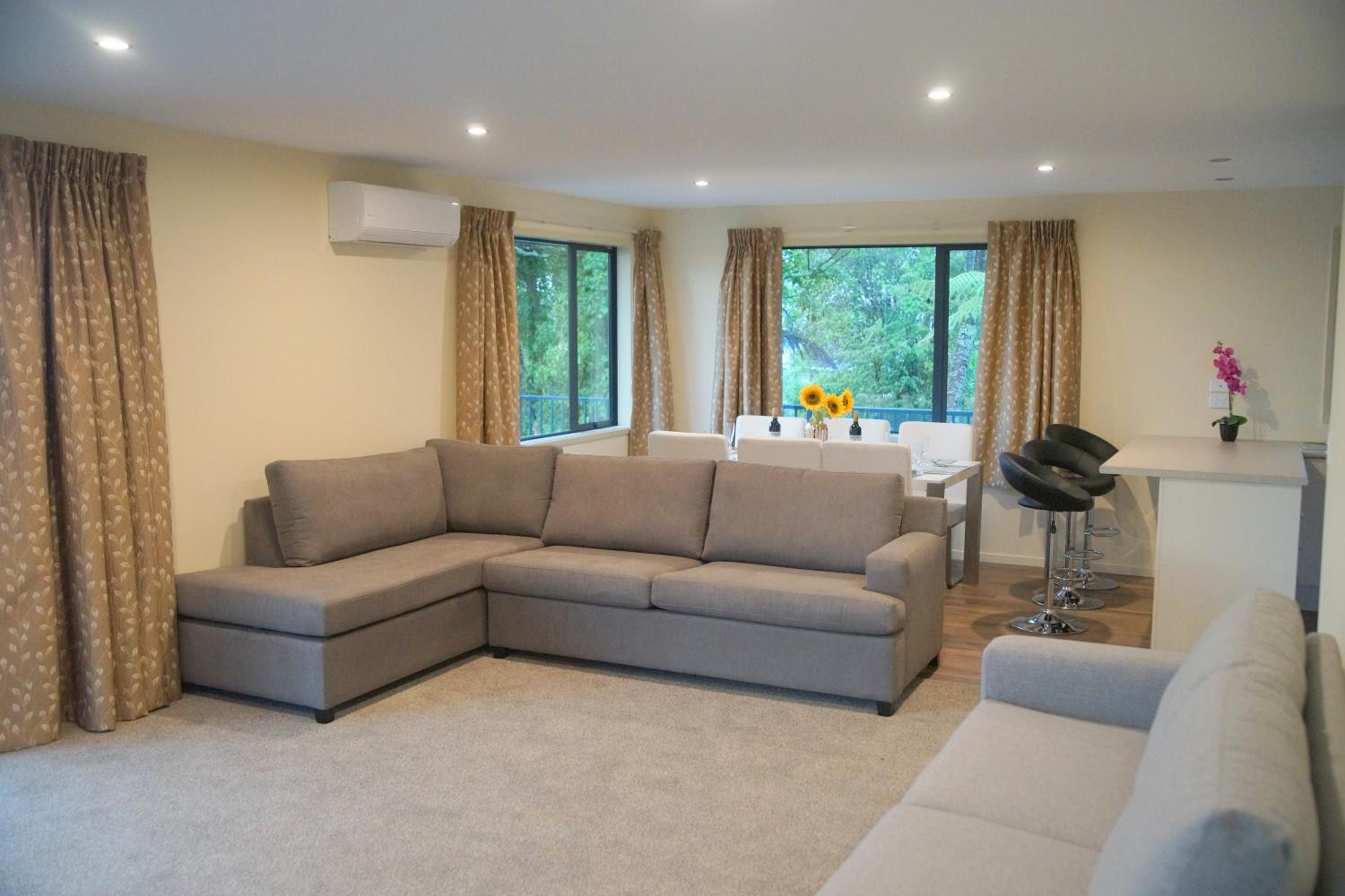 Large Group Greymouth accommodation 2 houses with 7 bedrooms 6 queens 6 single beds 5 bathrooms 5 toilets view 3