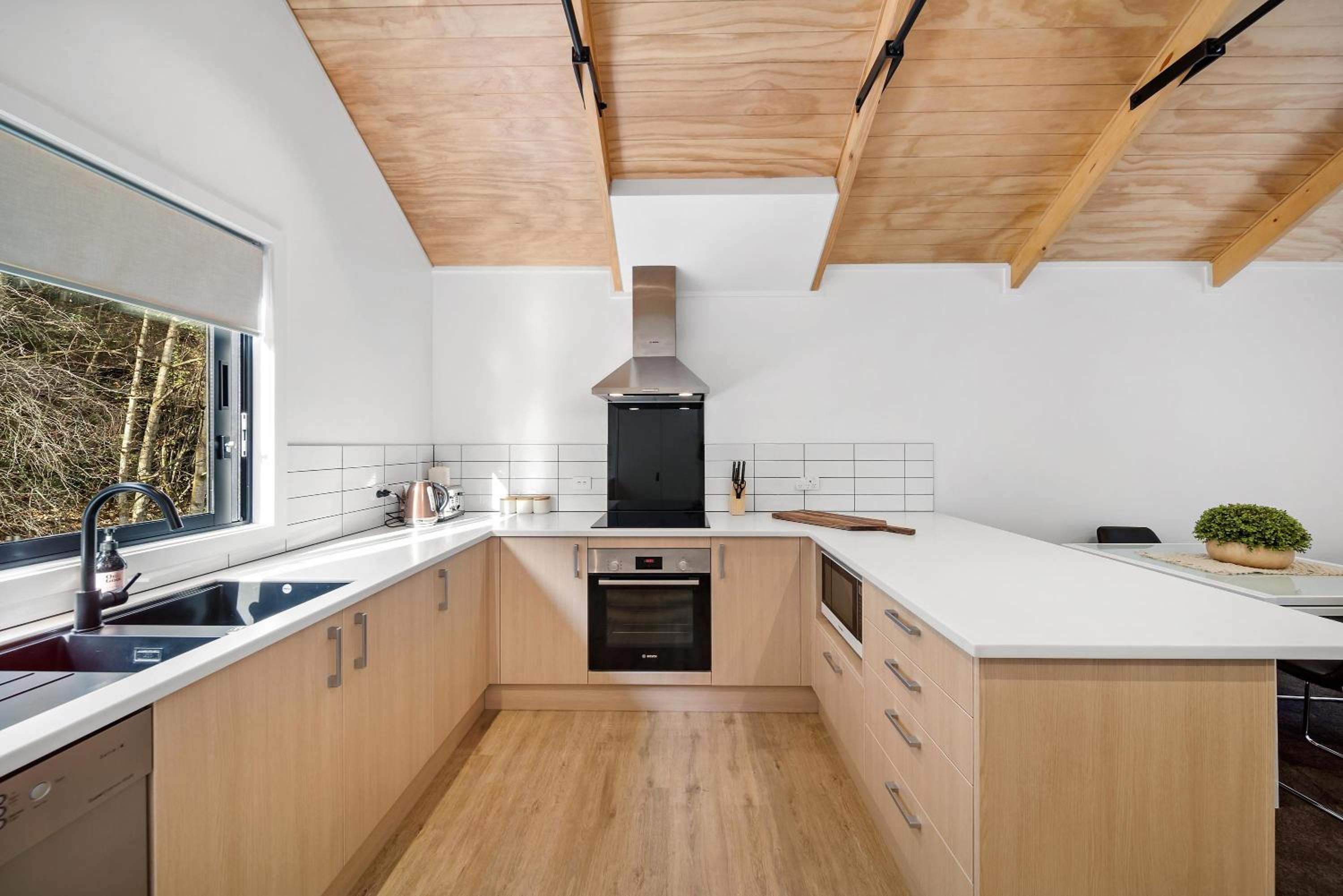 2 Bed 2 Bathroom Brand New Paradise 8 mins to CBD view 5