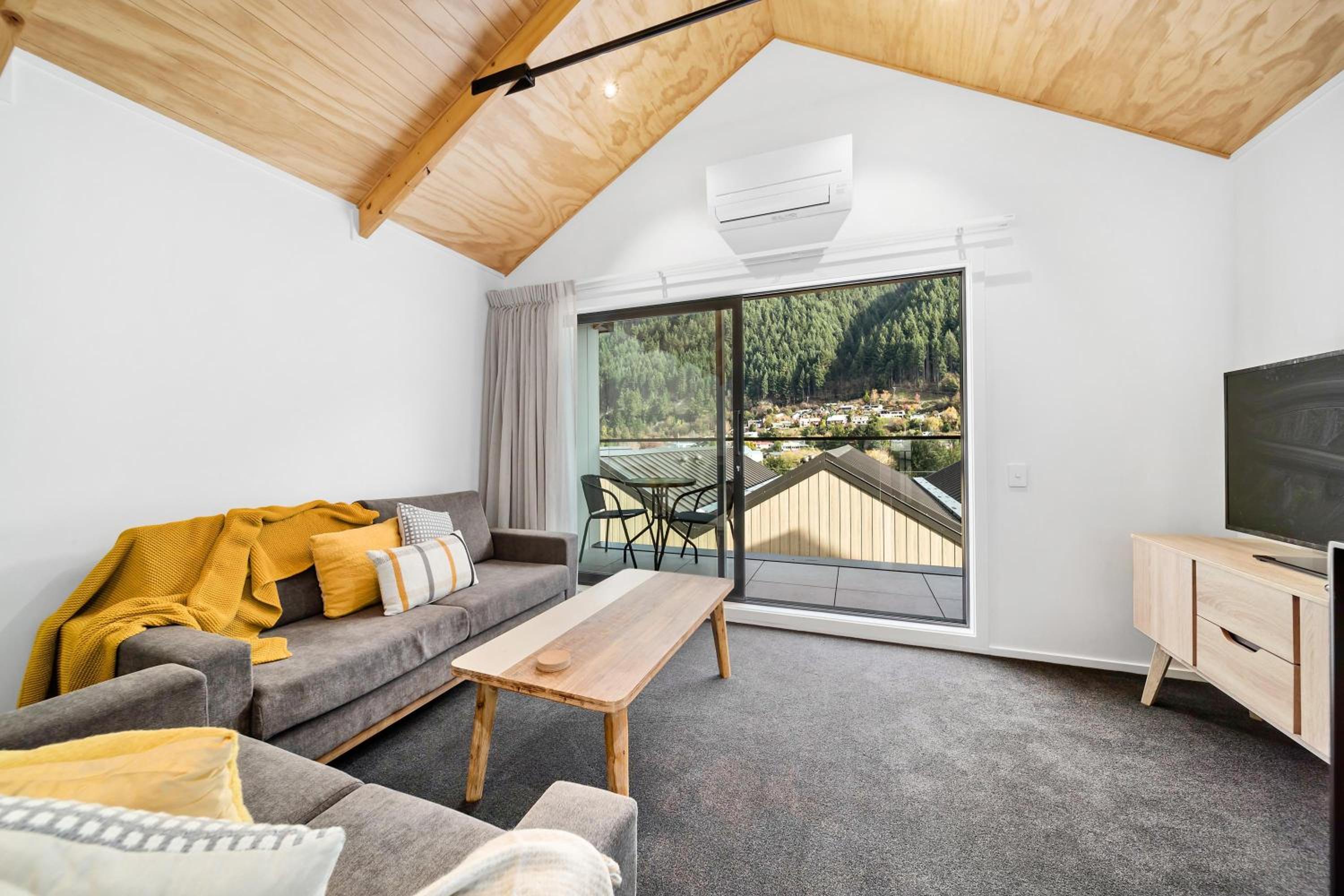 2 Bed 2 Bathroom Brand New Paradise 8 mins to CBD view 3
