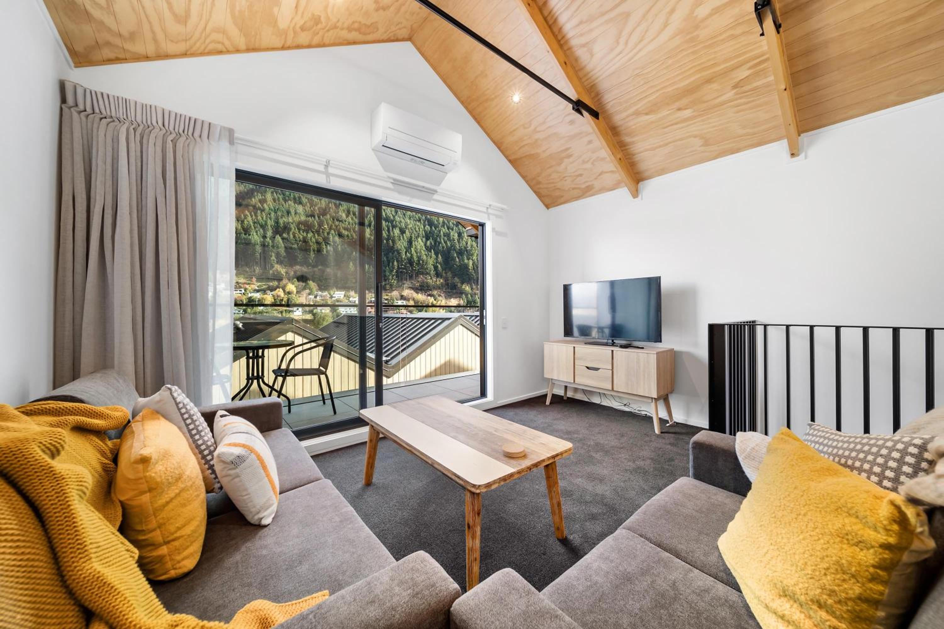 2 Bed 2 Bathroom Brand New Paradise 8 mins to CBD view 4