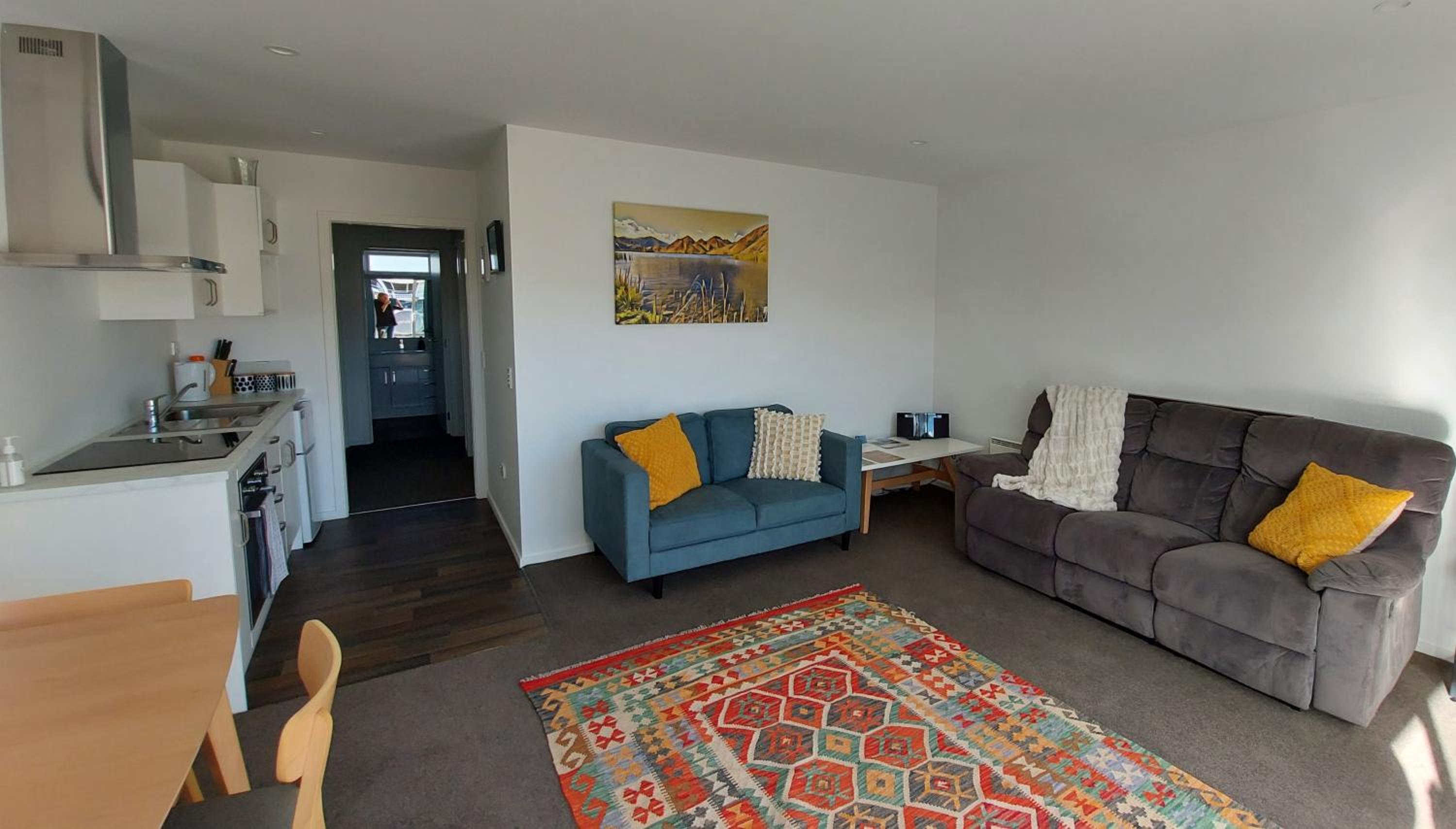 LAKE ESCAPE - Warm quiet and spacious two bedroom Apartment view 5