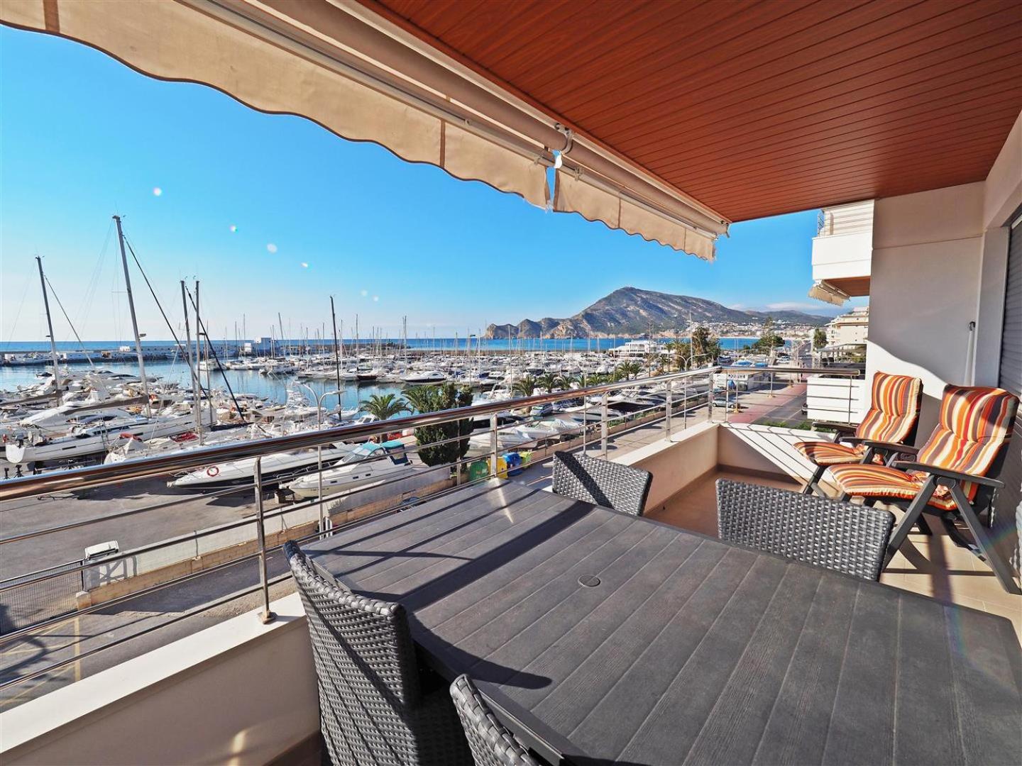 Luxe vakantieappartement aan de jachthaven van Altea met frontaal zeezicht view 2