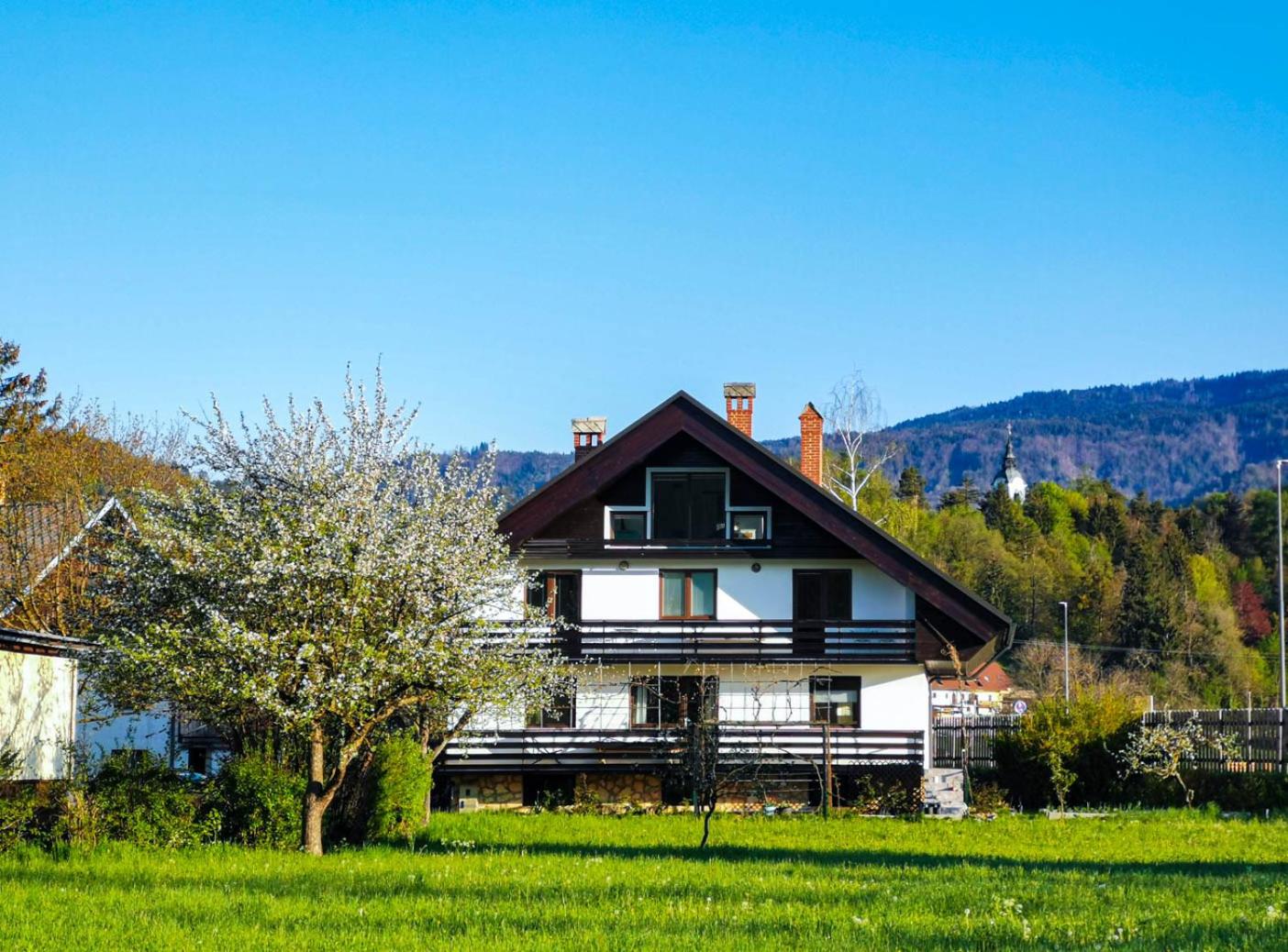 Deerwood Villa-Modern cozy 2br apartment with castle view view 3