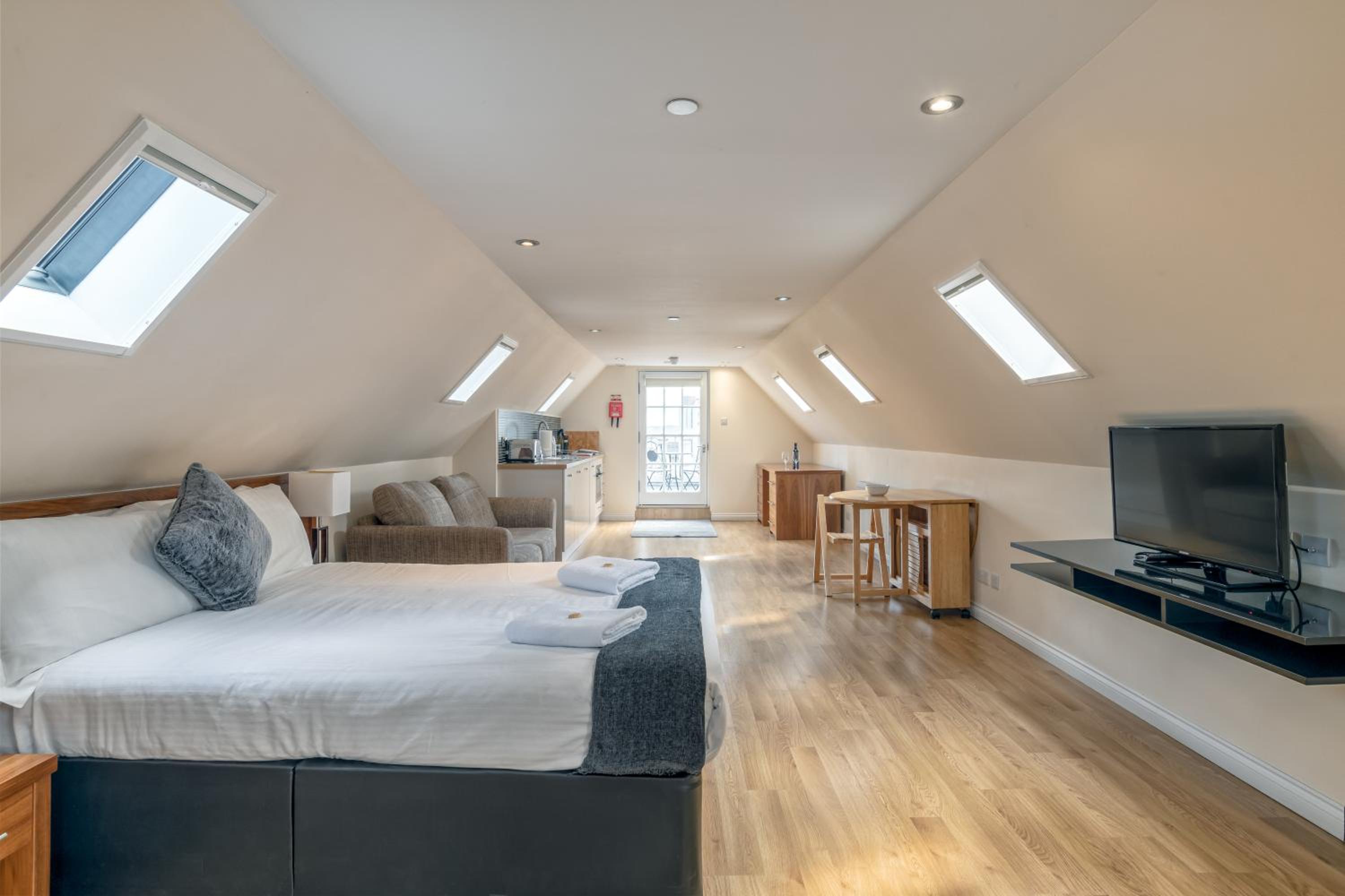 Victoria Court Suites - Aberdeen view 3