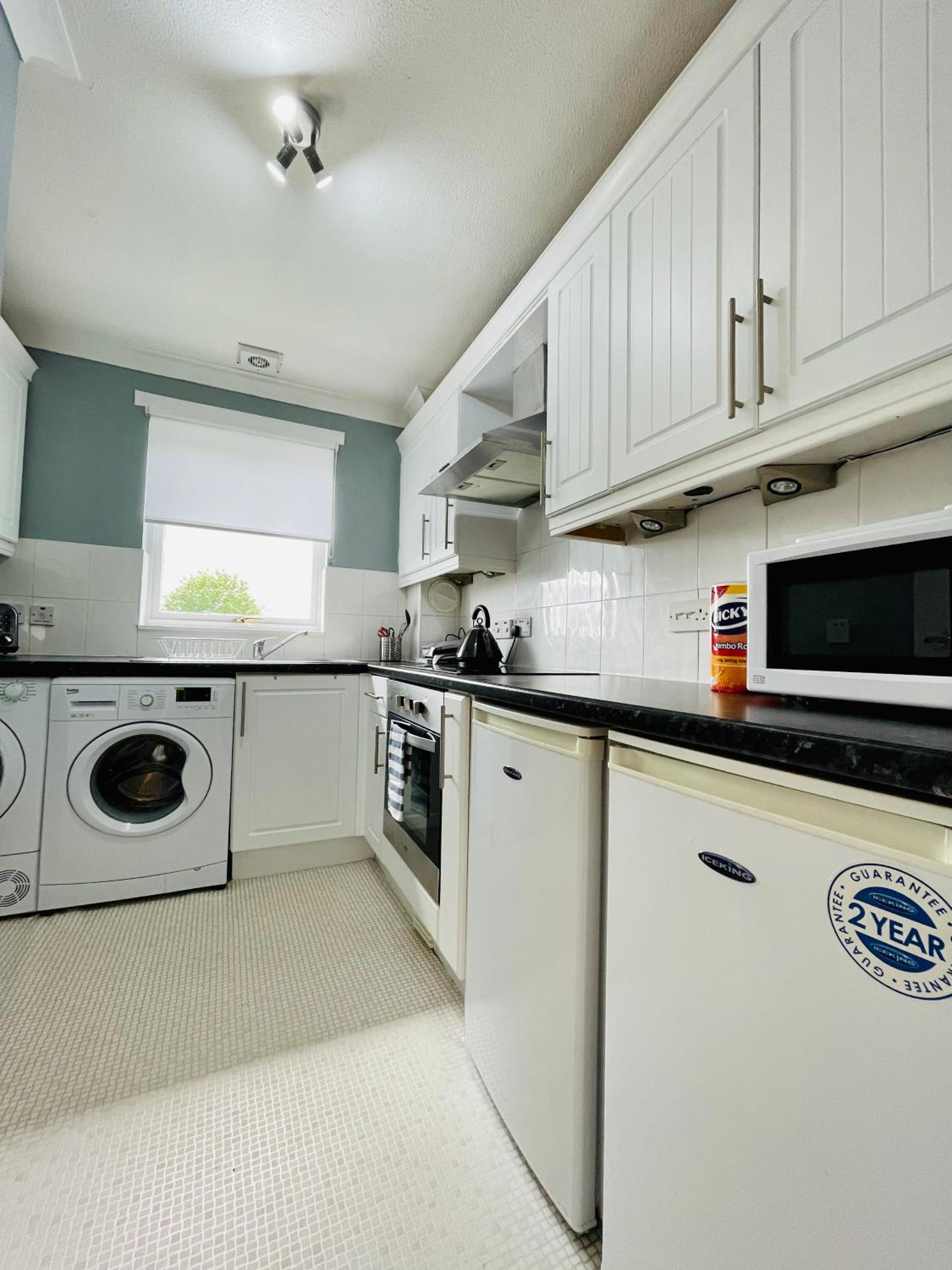 Modern 2 bedroom Apartment Near City Centre