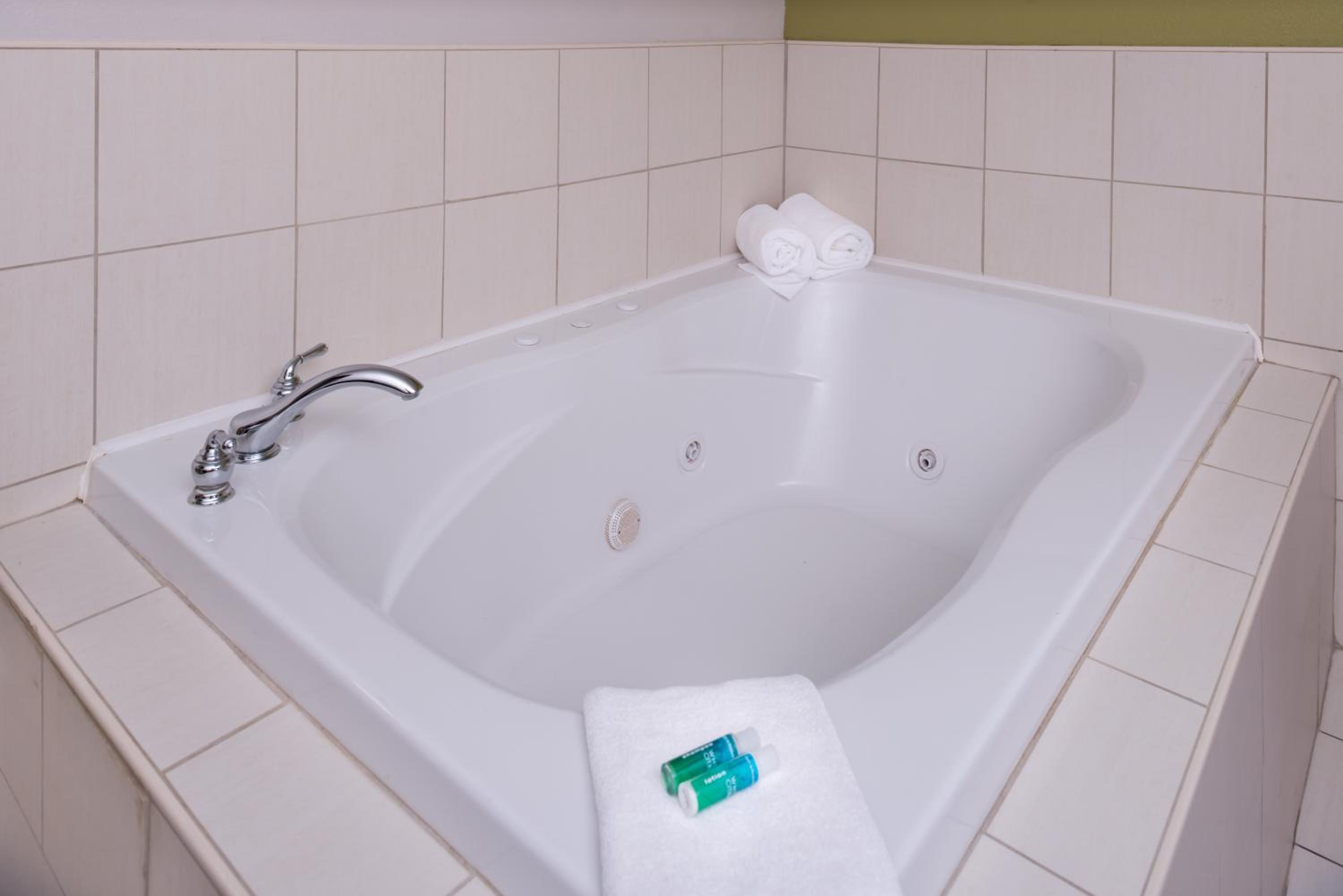 Holiday Inn Express Hotel Suites Bucyrus, an IHG Hotel - Property Image 42