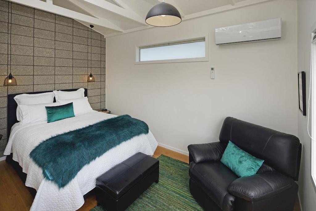 Fairview Unit 2 - Stay Waiheke view 3