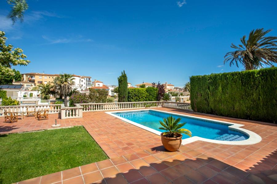 2005 Villa Freser al canal para 6 personas by homeselectspain view 2