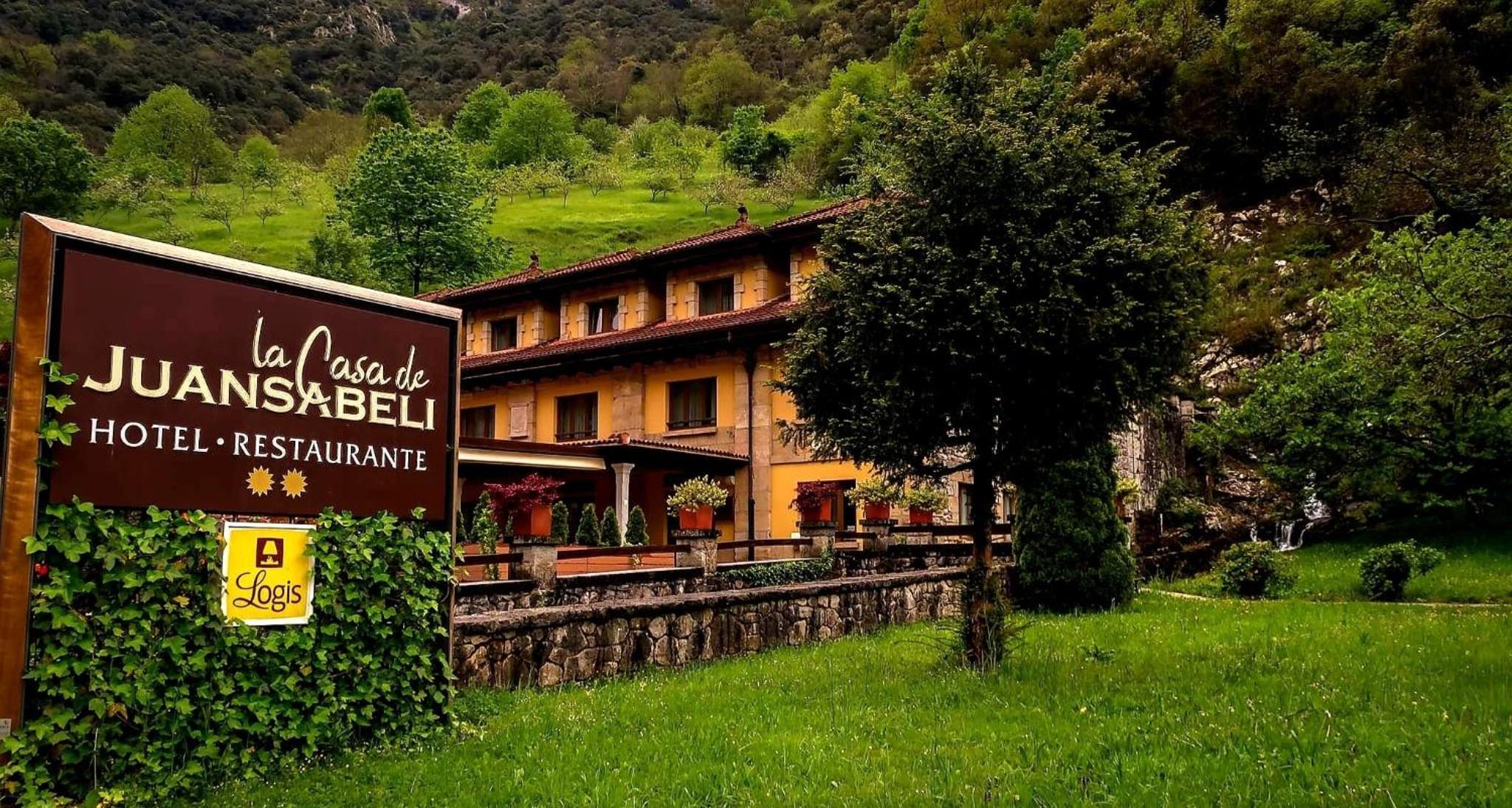 Hotel Restaurante La Casa de Juansabeli en Arenas de Cabrales — building