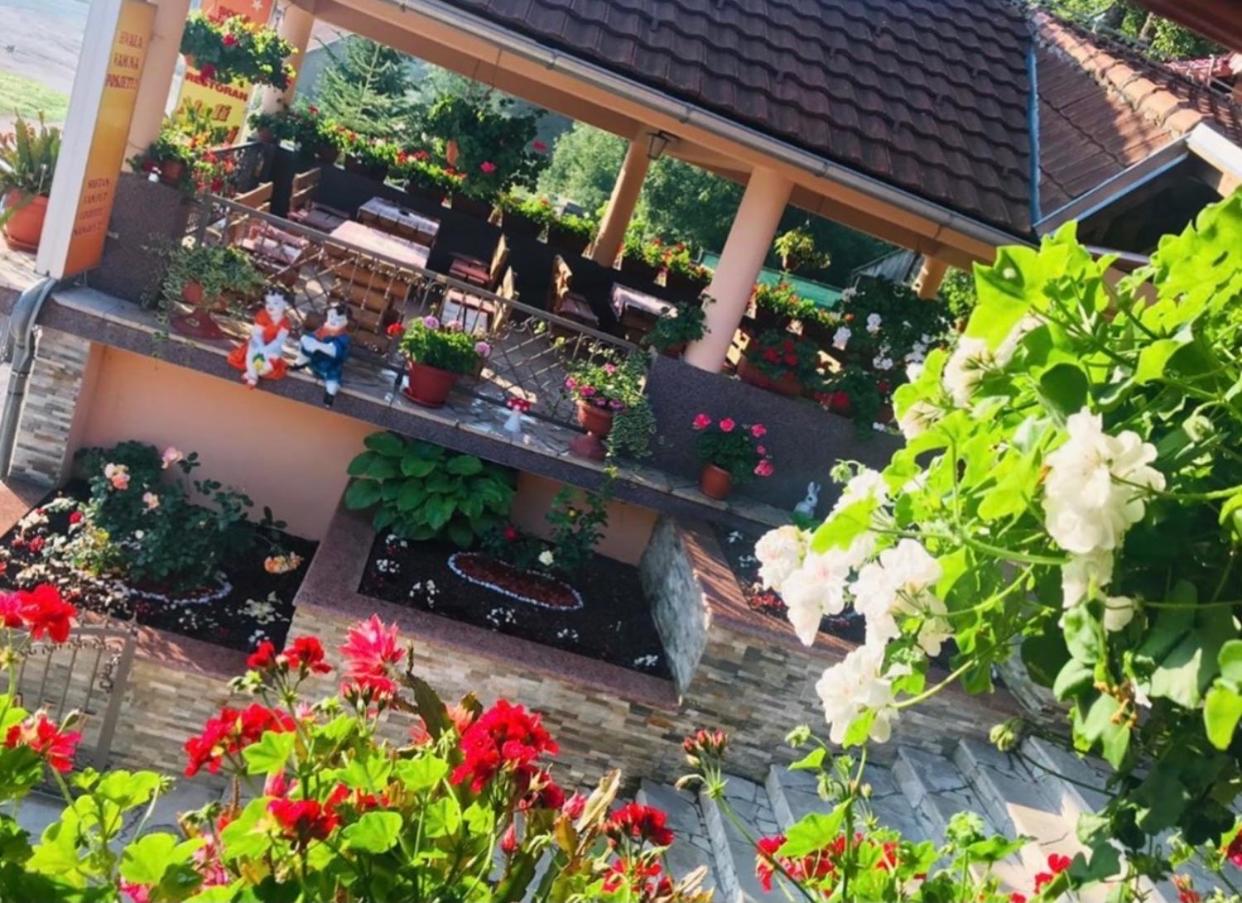 Restoran sa sobama za iznajmljivanje MALI RAJ