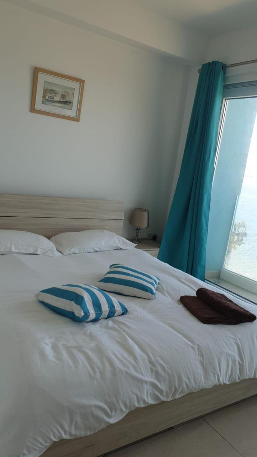 Flat 2 Blue Waves photo 3
