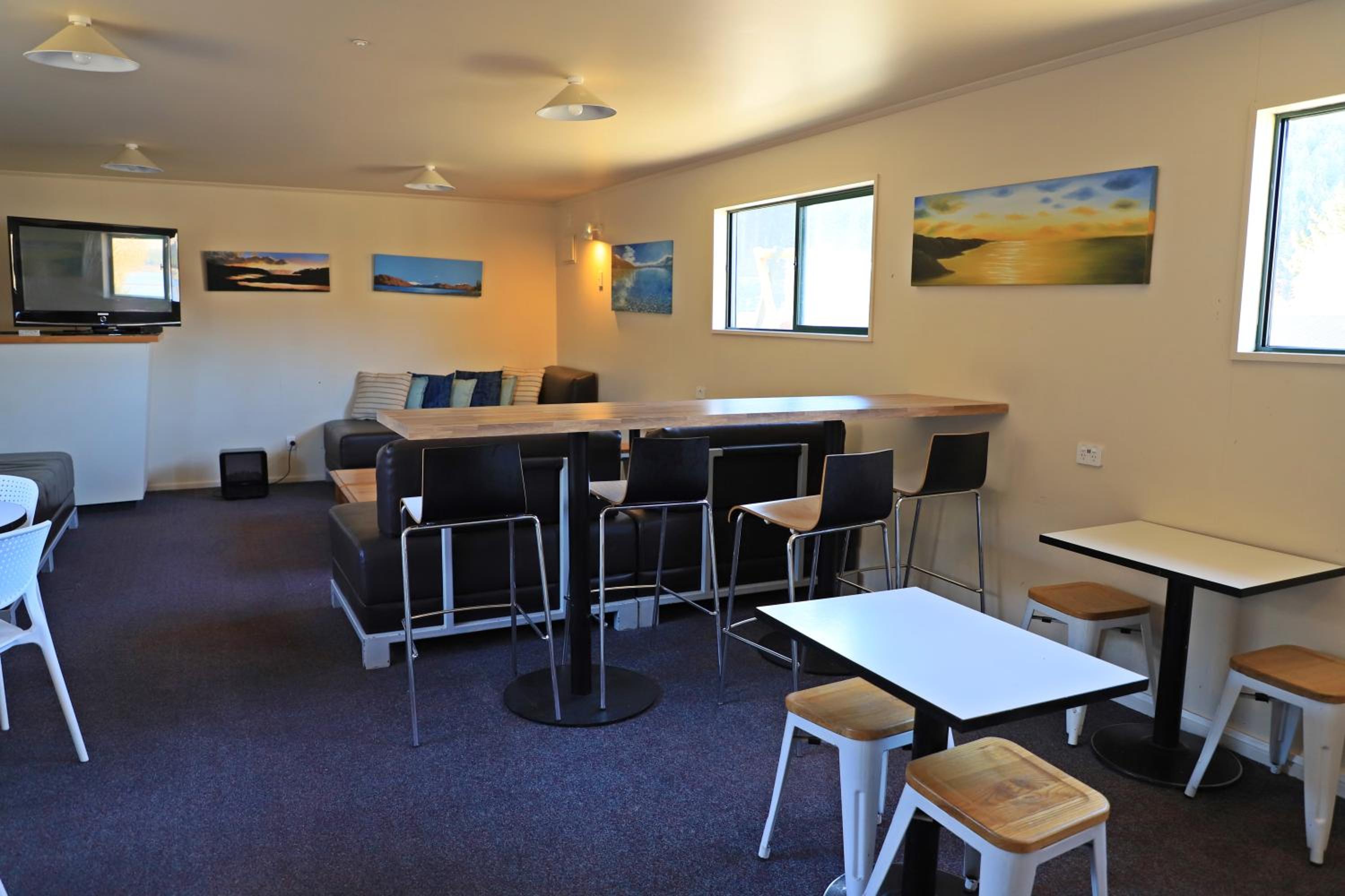 Lakes Edge Holiday Park 10