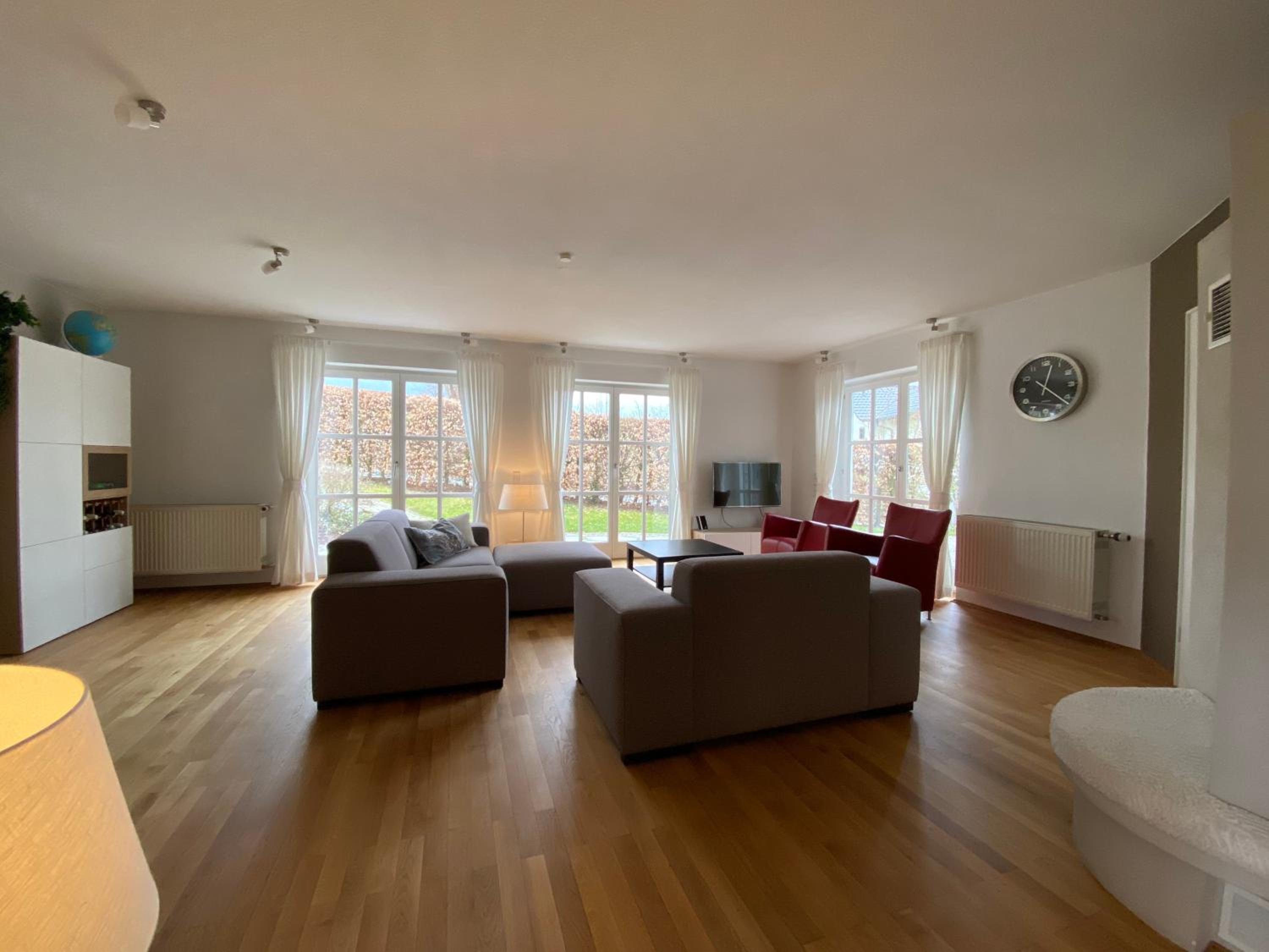 Villa Vahl Luxe groepsvilla, 16 personen, tuin met BBQ en sauna, open haard, perfect voor families & retreats view 4
