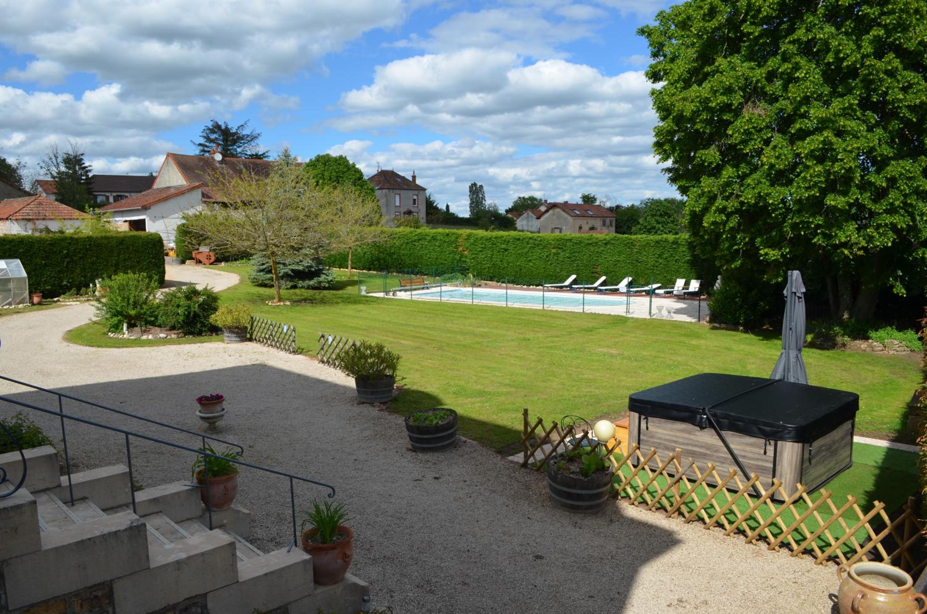 Logis Hotel Domaine du Cheval Blanc view 5