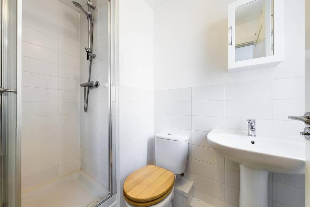 Chic City Centre Apartment With Allocated Parking view 4