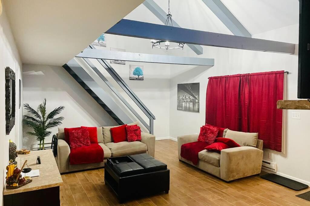 Comtemporary, Confortable, Well Appointed Home. view 5