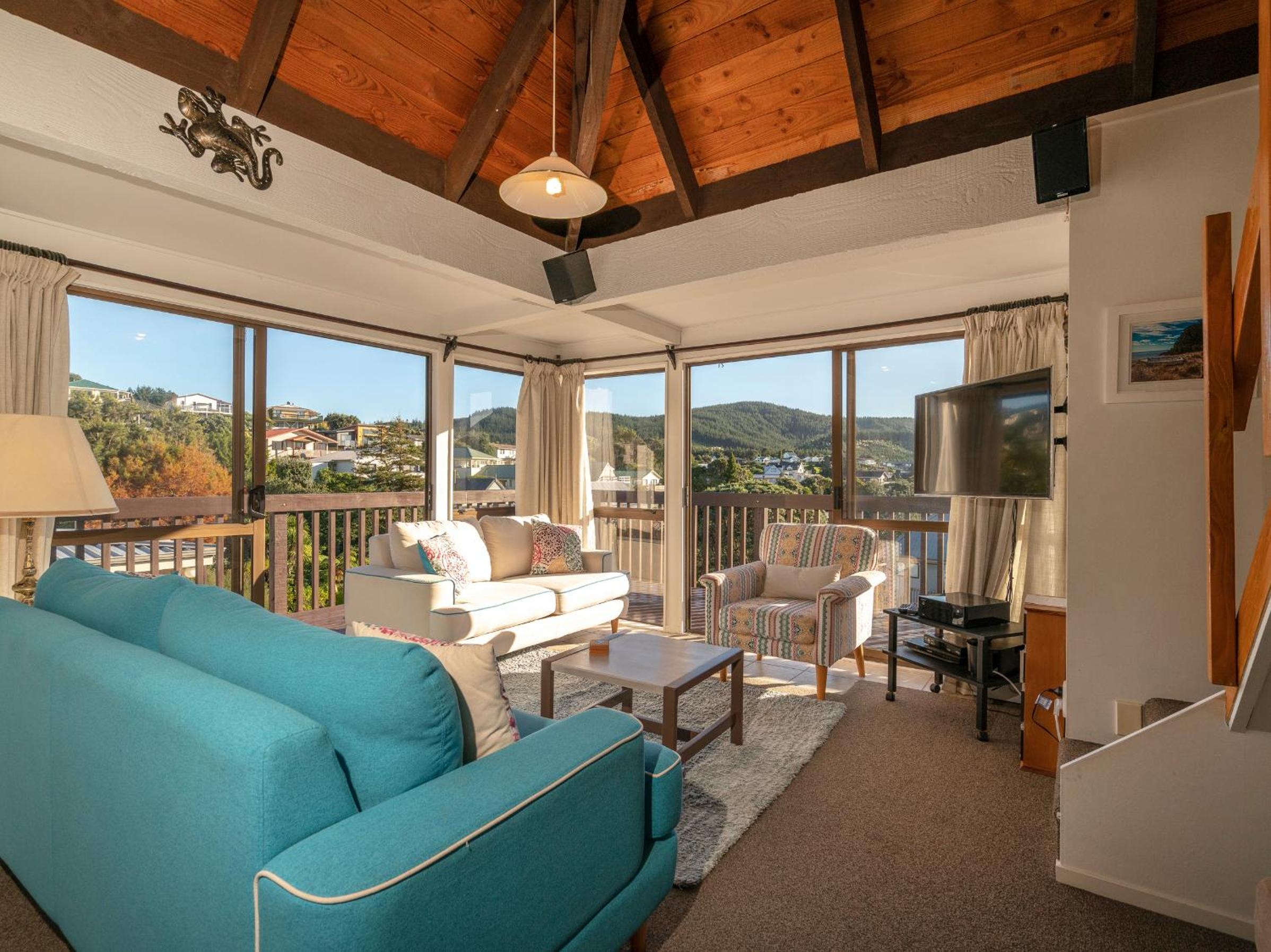 The Music Lounge - Onemana Holiday Chalet view 2