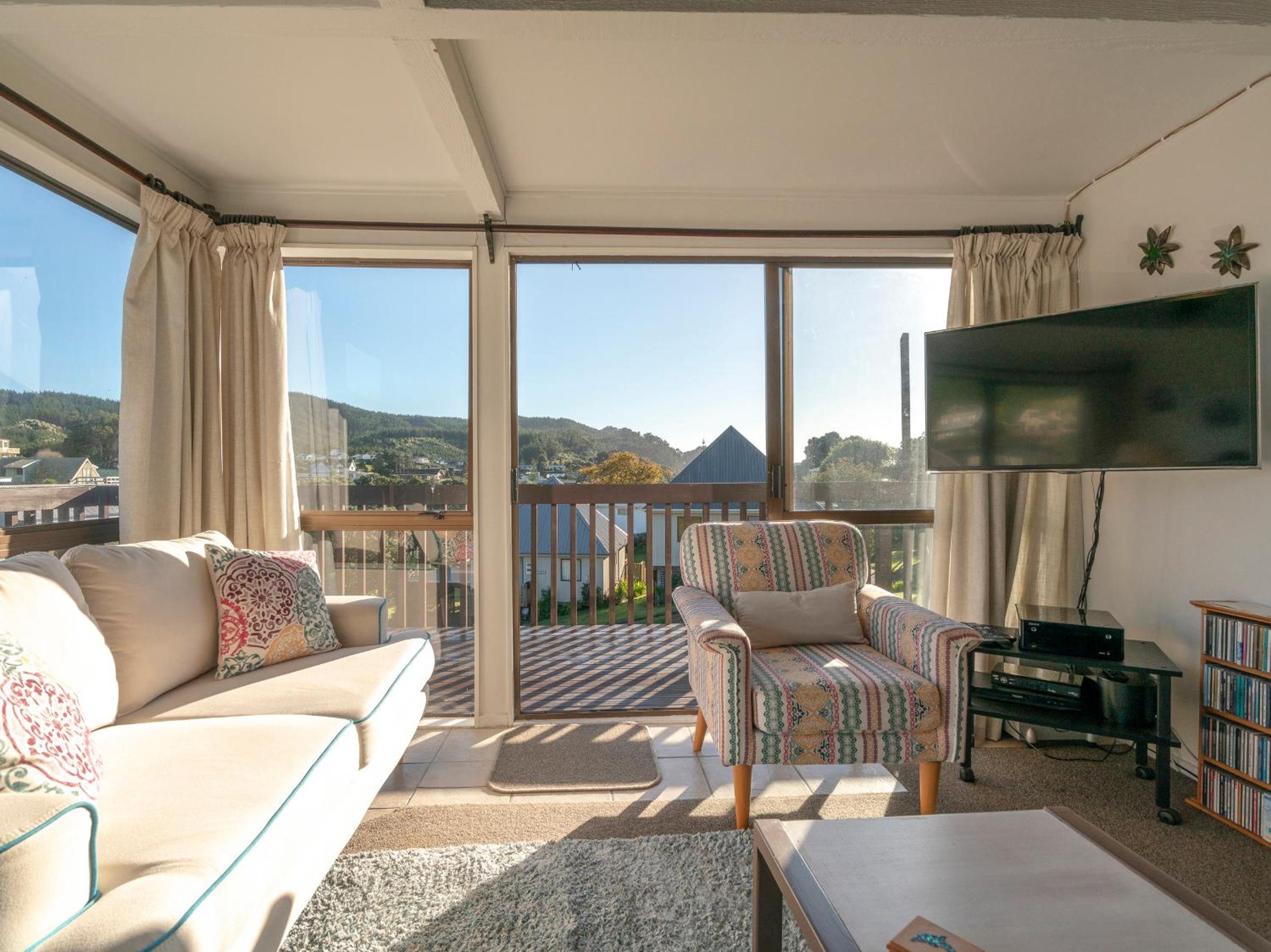 The Music Lounge - Onemana Holiday Chalet view 3