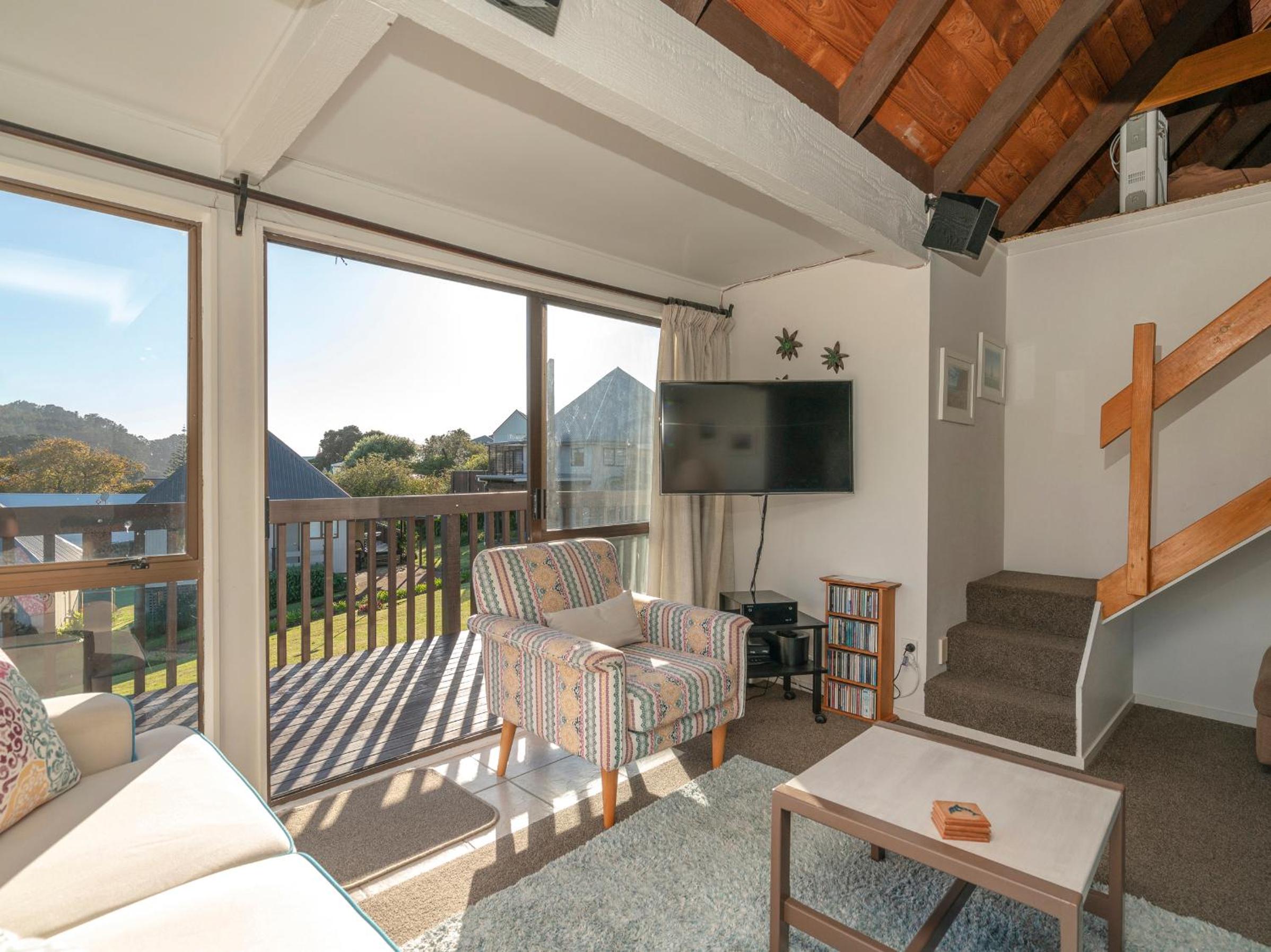 The Music Lounge - Onemana Holiday Chalet view 4
