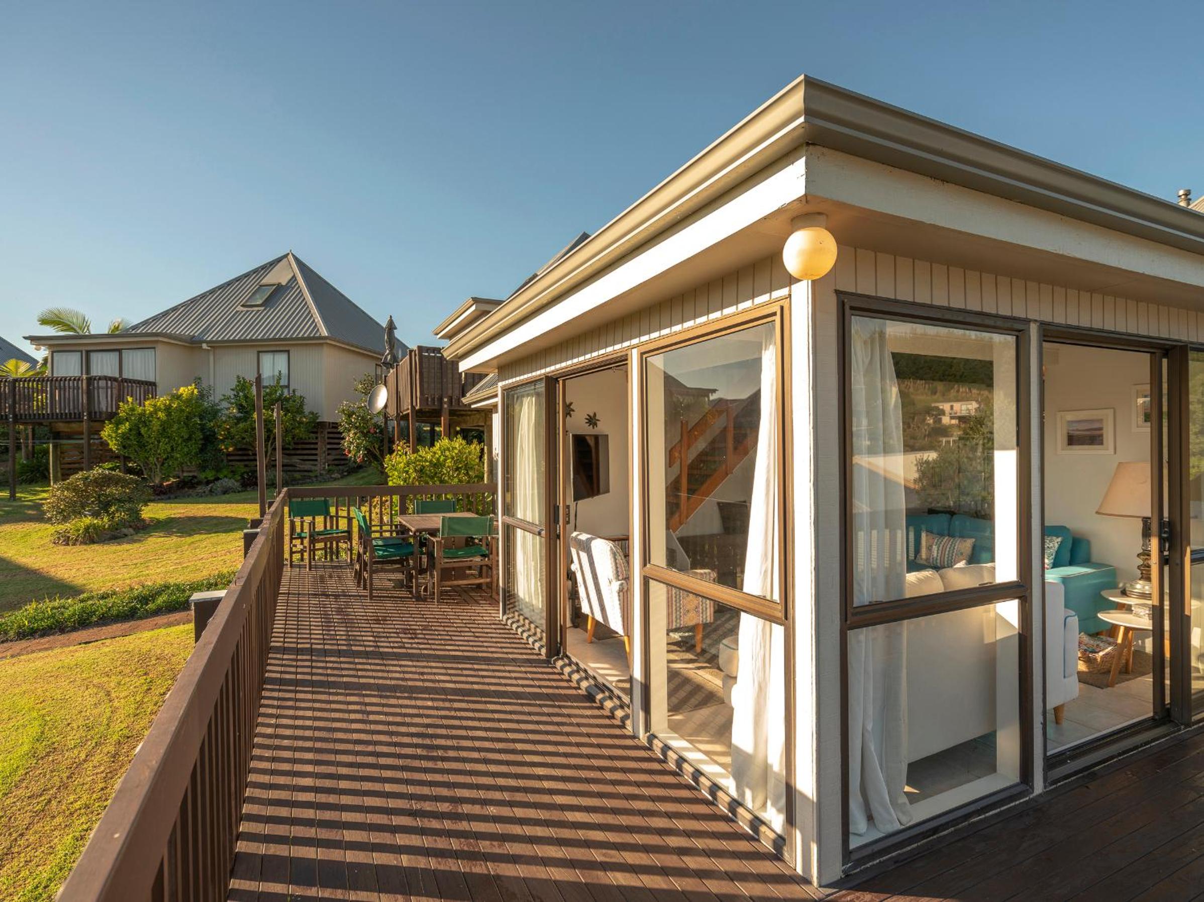 The Music Lounge - Onemana Holiday Chalet view 5