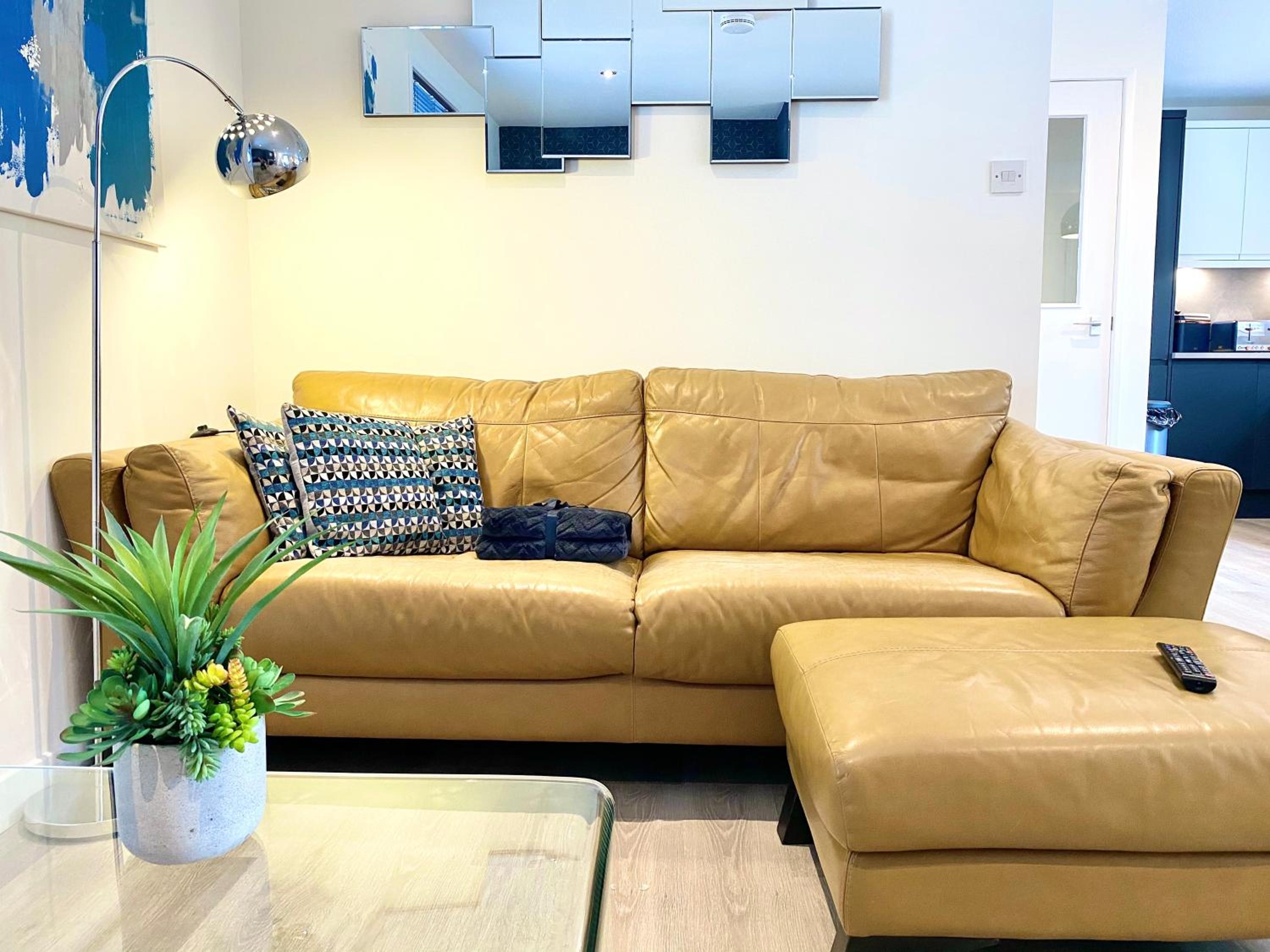 Stylish Central 2 Bedroom Apartment - Free Parking, Free WiFi