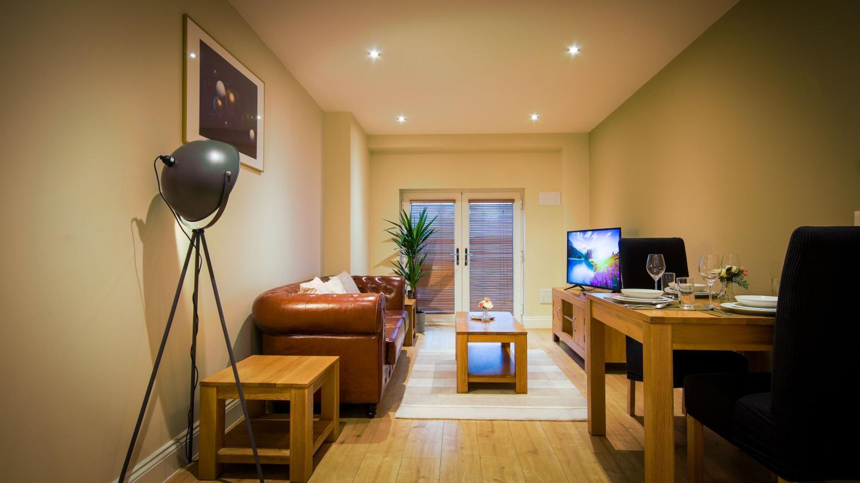 Superb City Center 1 or 2 BR Apts King Bed view 3