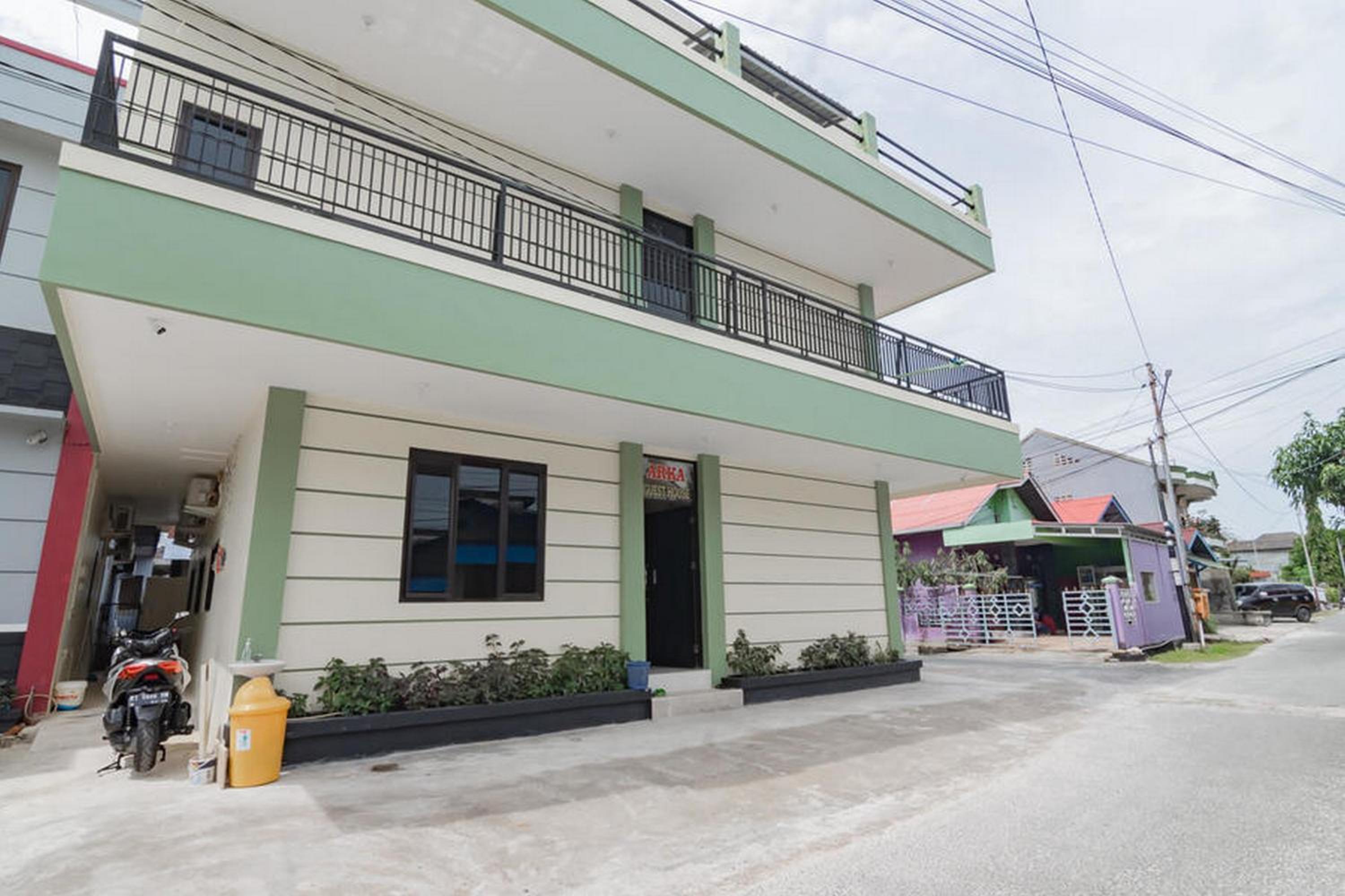 Hotel RedDoorz near Arka Sepinggan Airport Balikpapan - Image 1