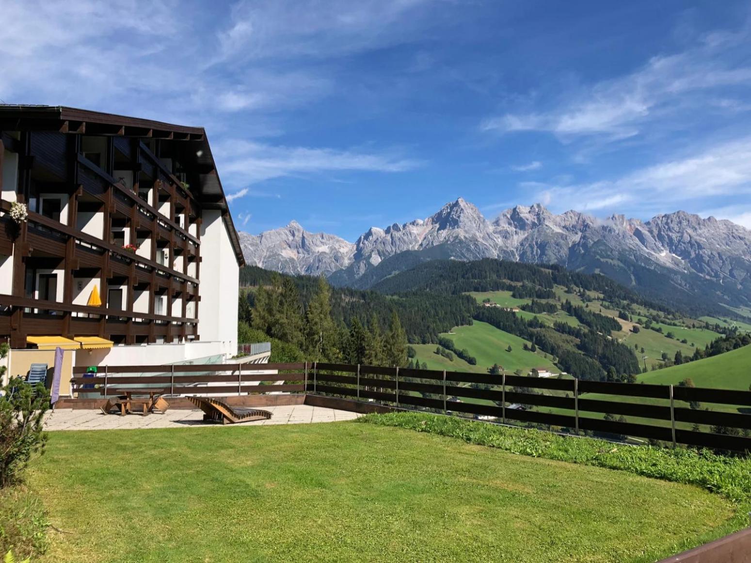 Appartement mit Balkon und Hallenbad