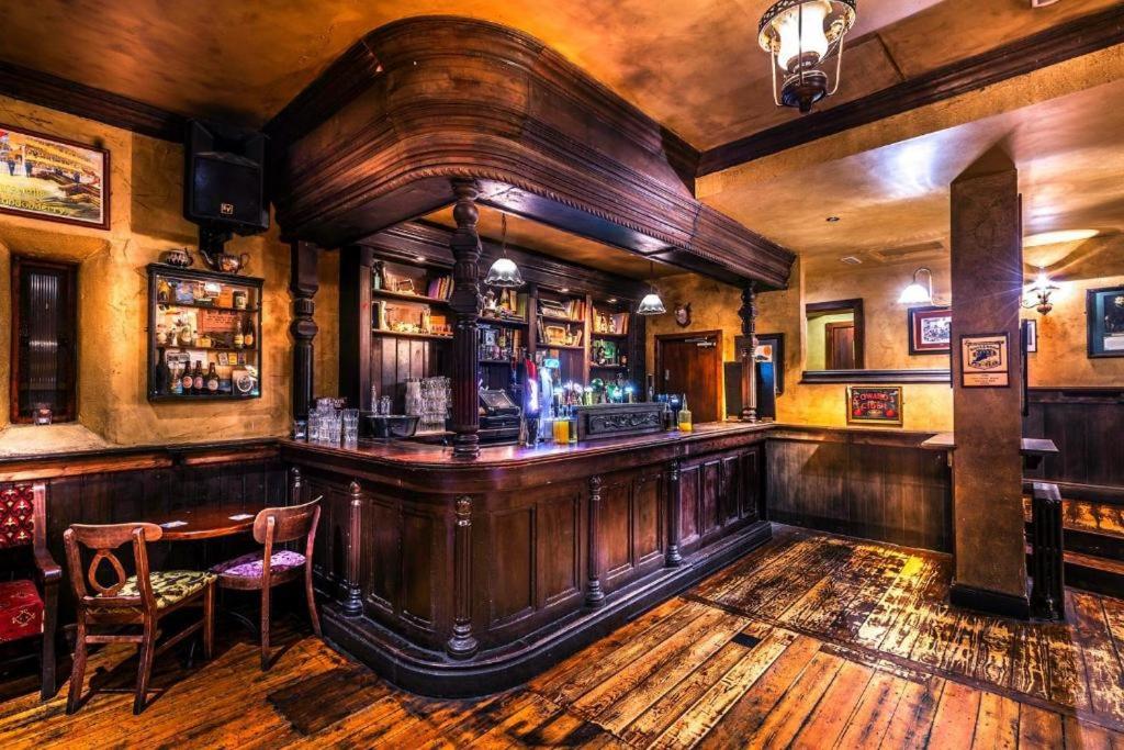 Ennis Vacations - Queens Hotel - Property Image 2