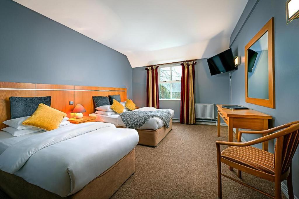 Ennis Vacations - Queens Hotel - Property Image 11