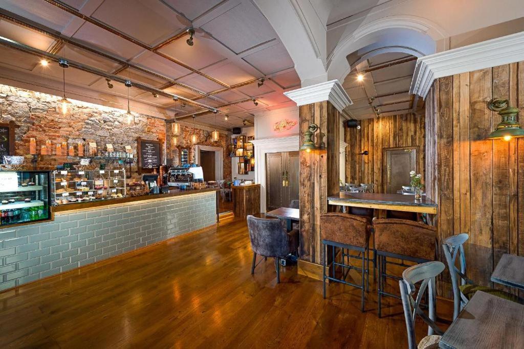 Ennis Vacations - Queens Hotel - Property Image 10