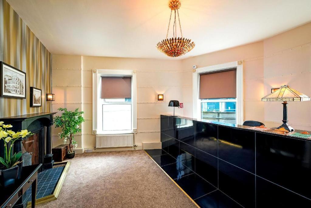 Ennis Vacations - Queens Hotel - Property Image 9